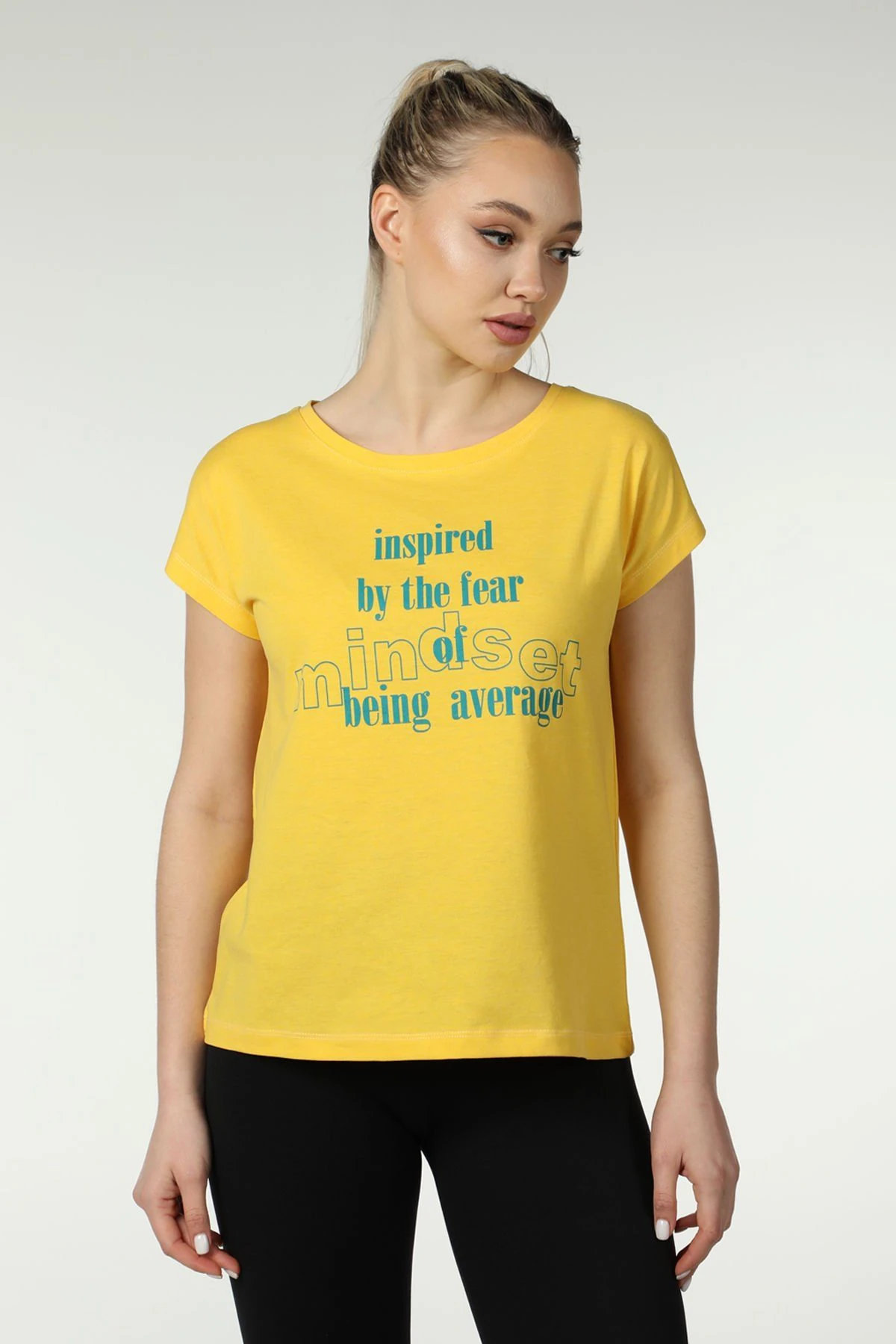 Kadın Bisiklet Yaka Kısa Kollu Regular Fit Renkli Baskılı Tişört - Sarı