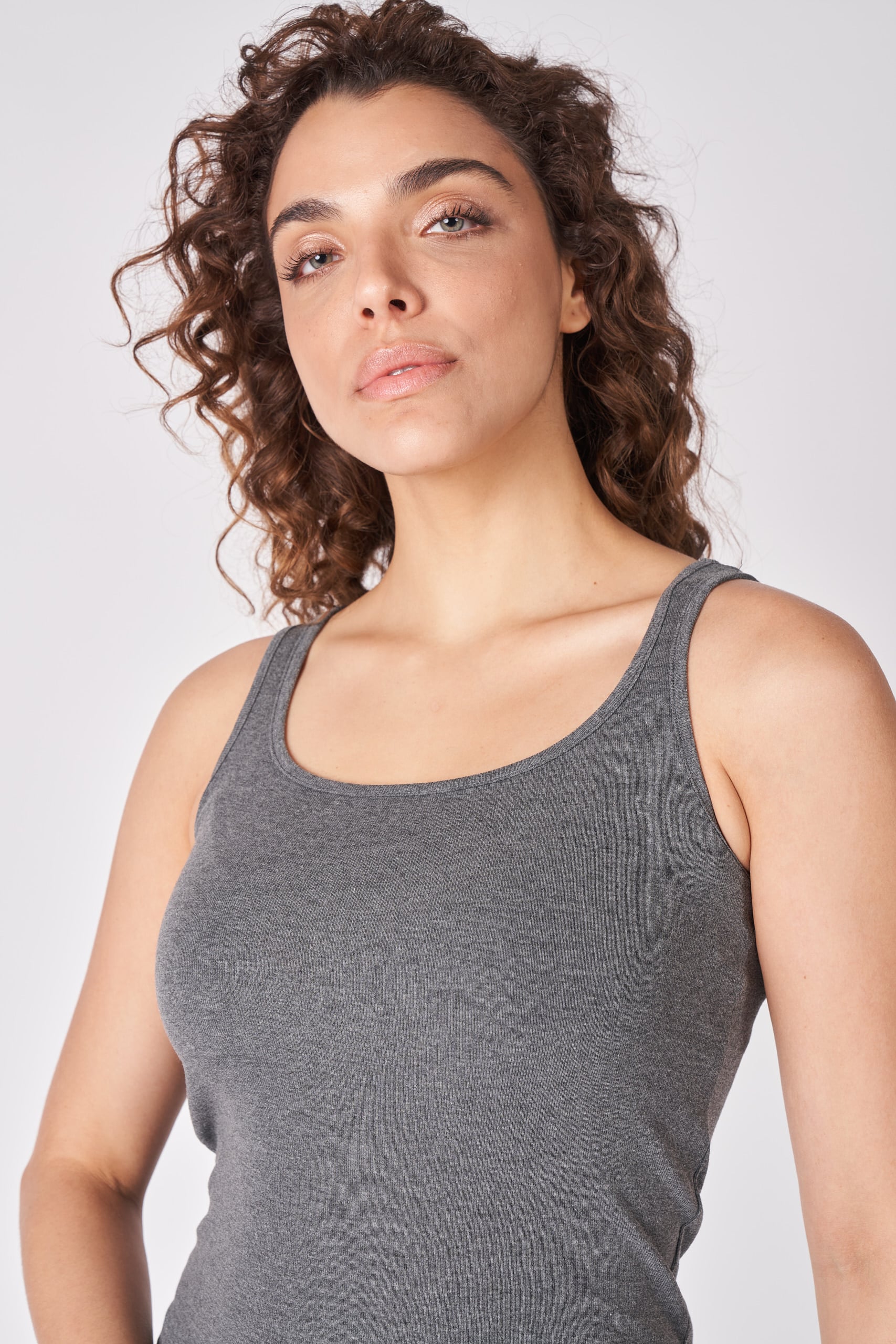 Kadın U Yaka Sıfır Kol Regular Fit Basic Geniş Askılı Tişört - ANTRASİT