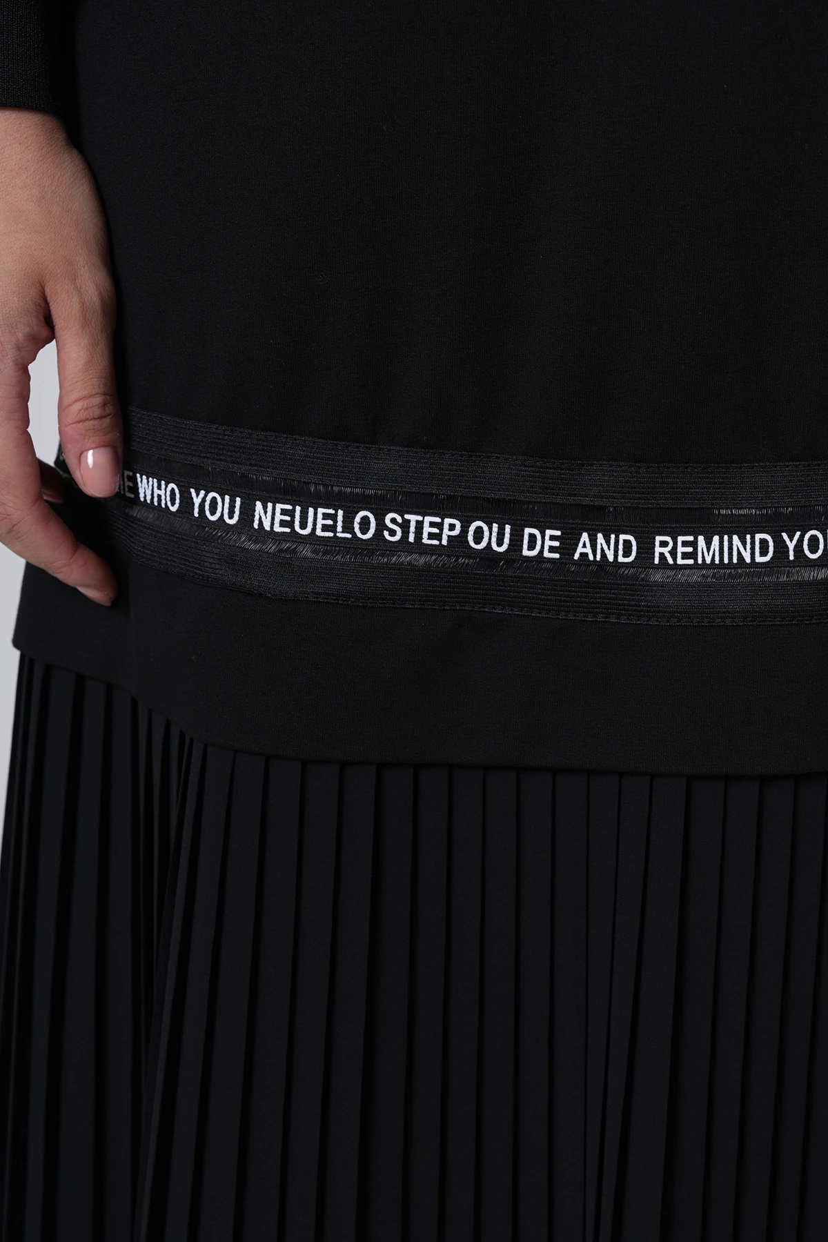 Baskı Detaylı Pileli Uzun Elbise