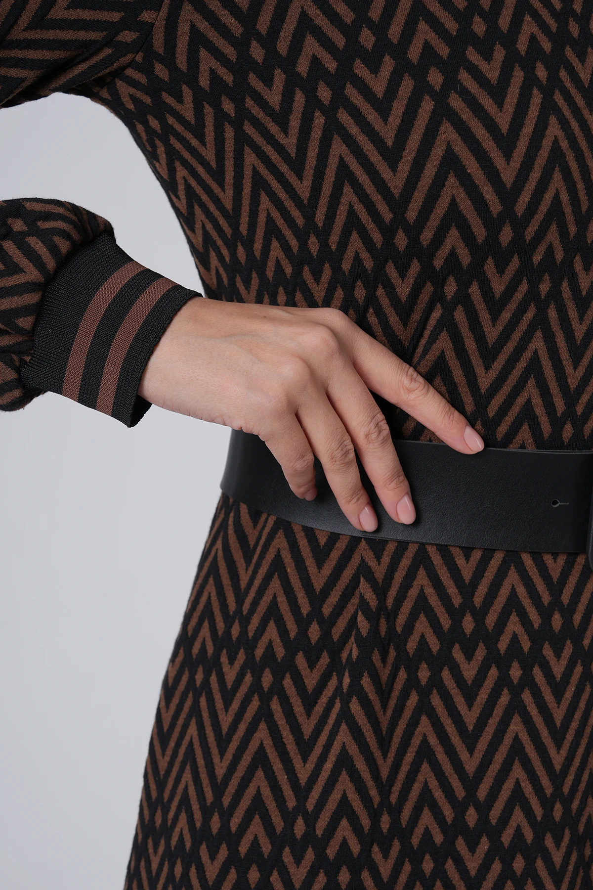 Desenli Kemerli Uzun Örme Elbise