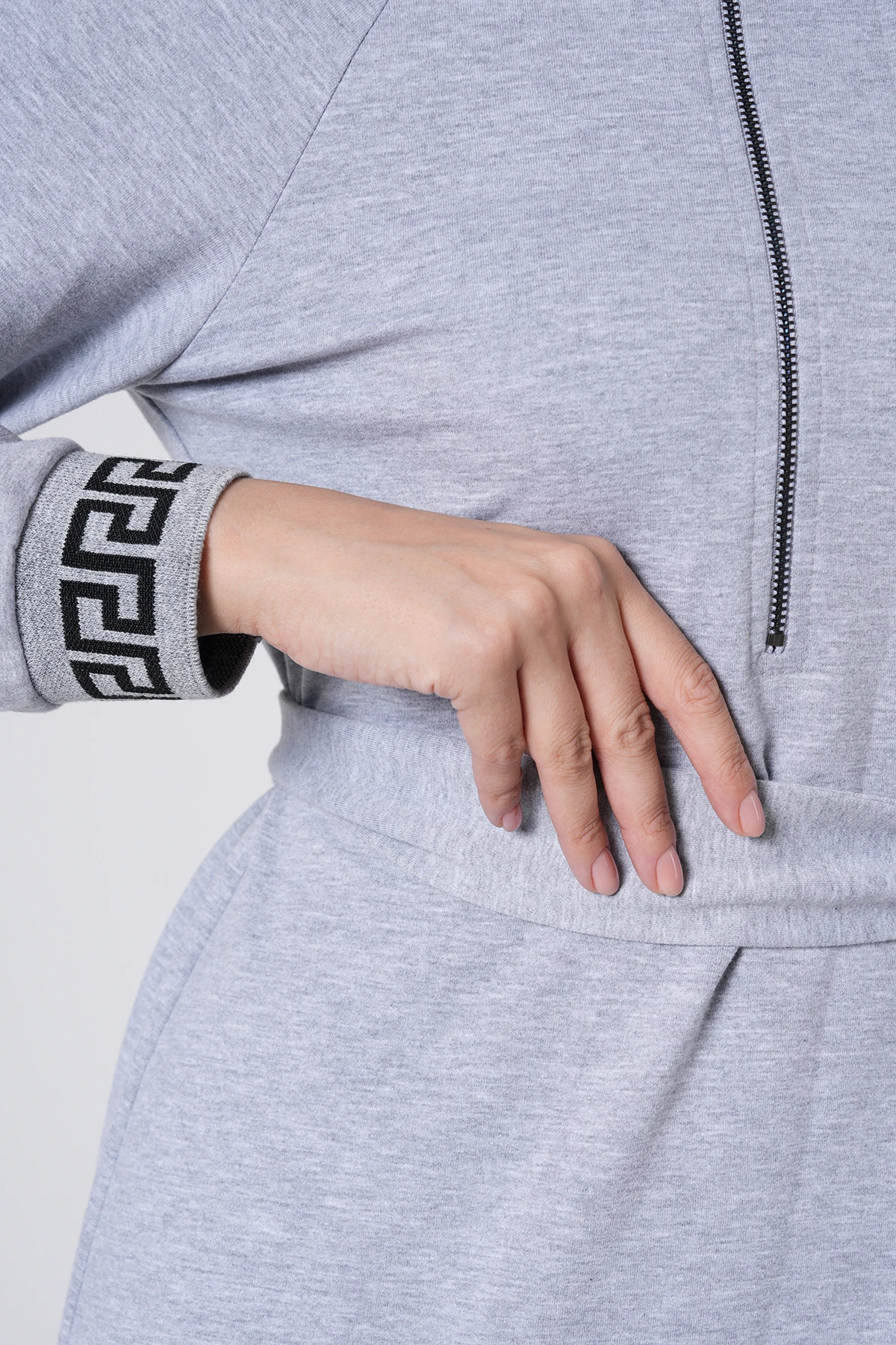 Desen Detaylı Kuşaklı Örme Uzun Elbise