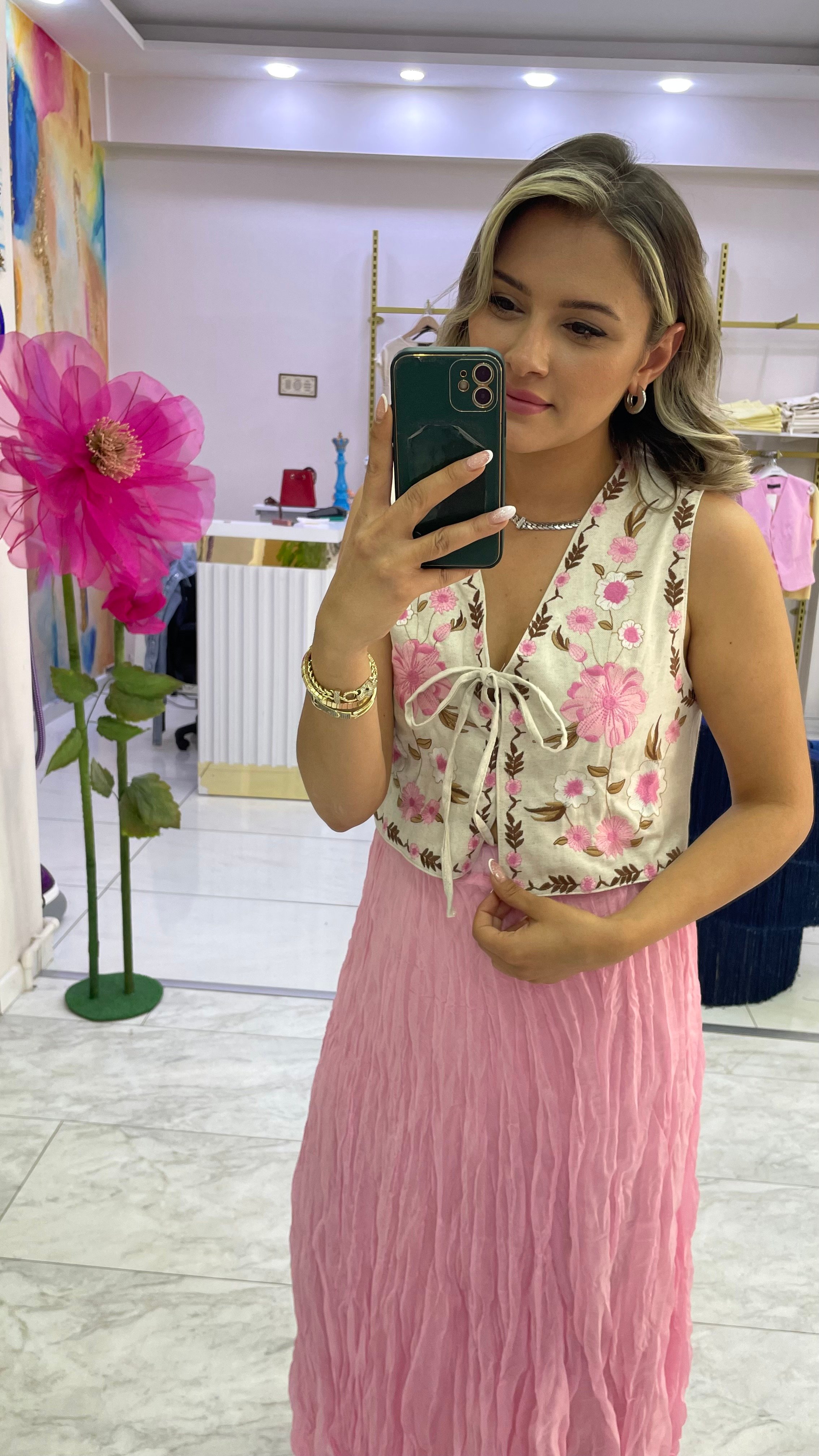 PEMBE NAKIŞLI YELEK