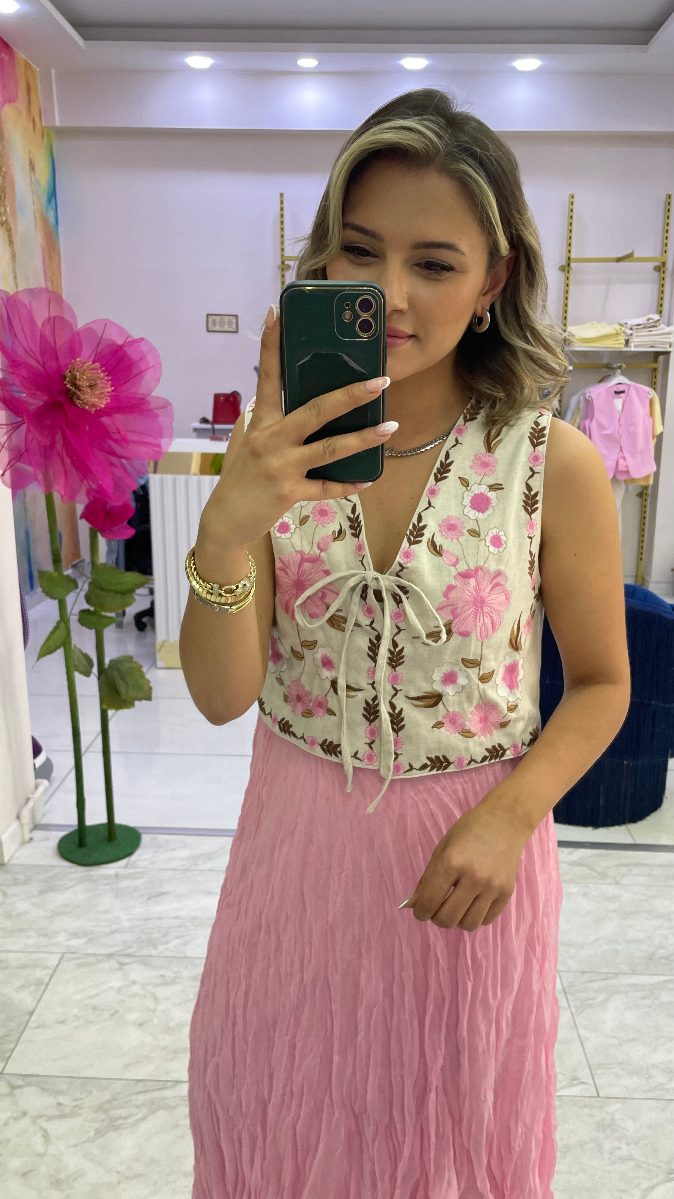 PEMBE NAKIŞLI YELEK