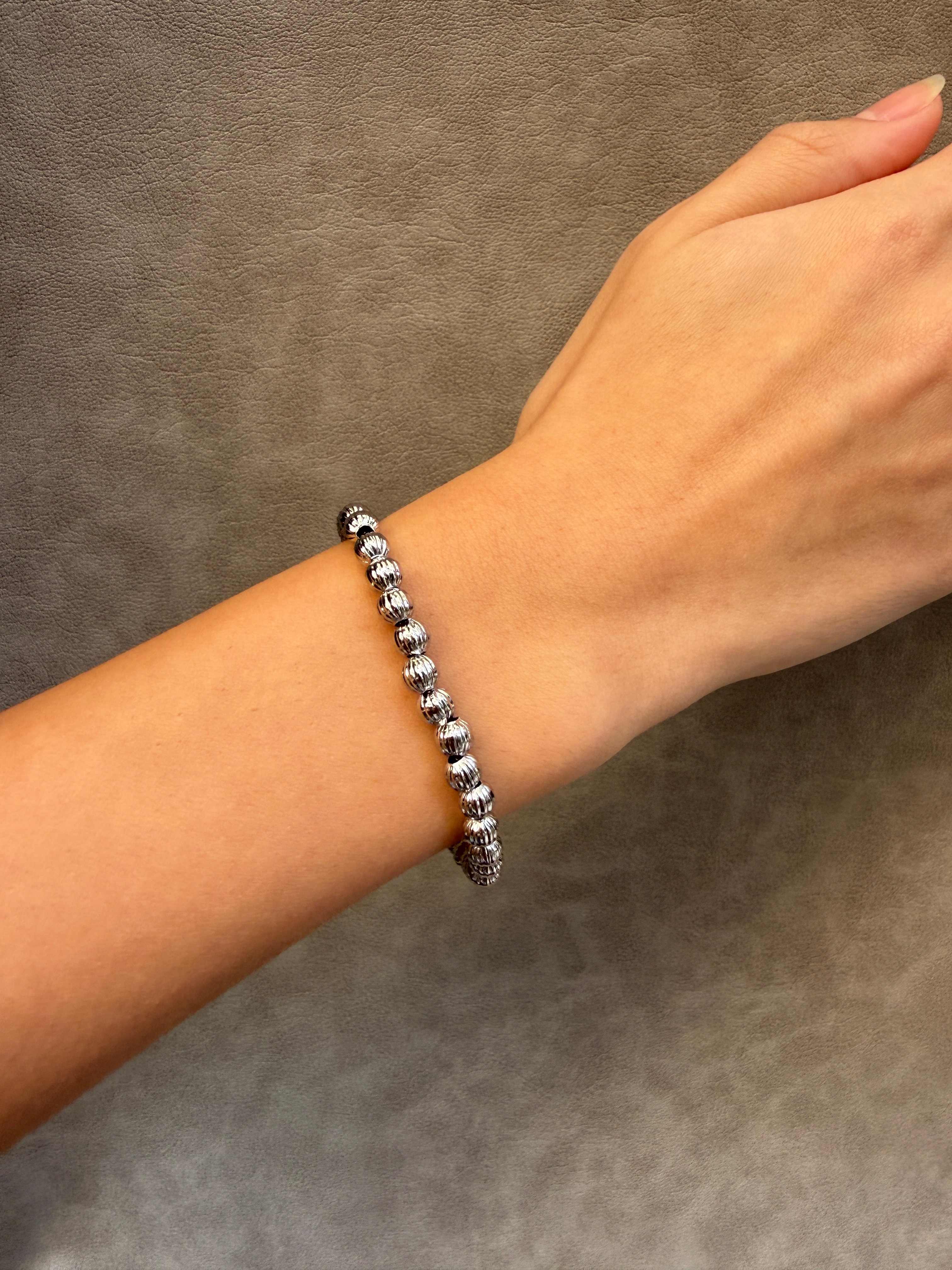 Kesme Detaylı Top Bileklik