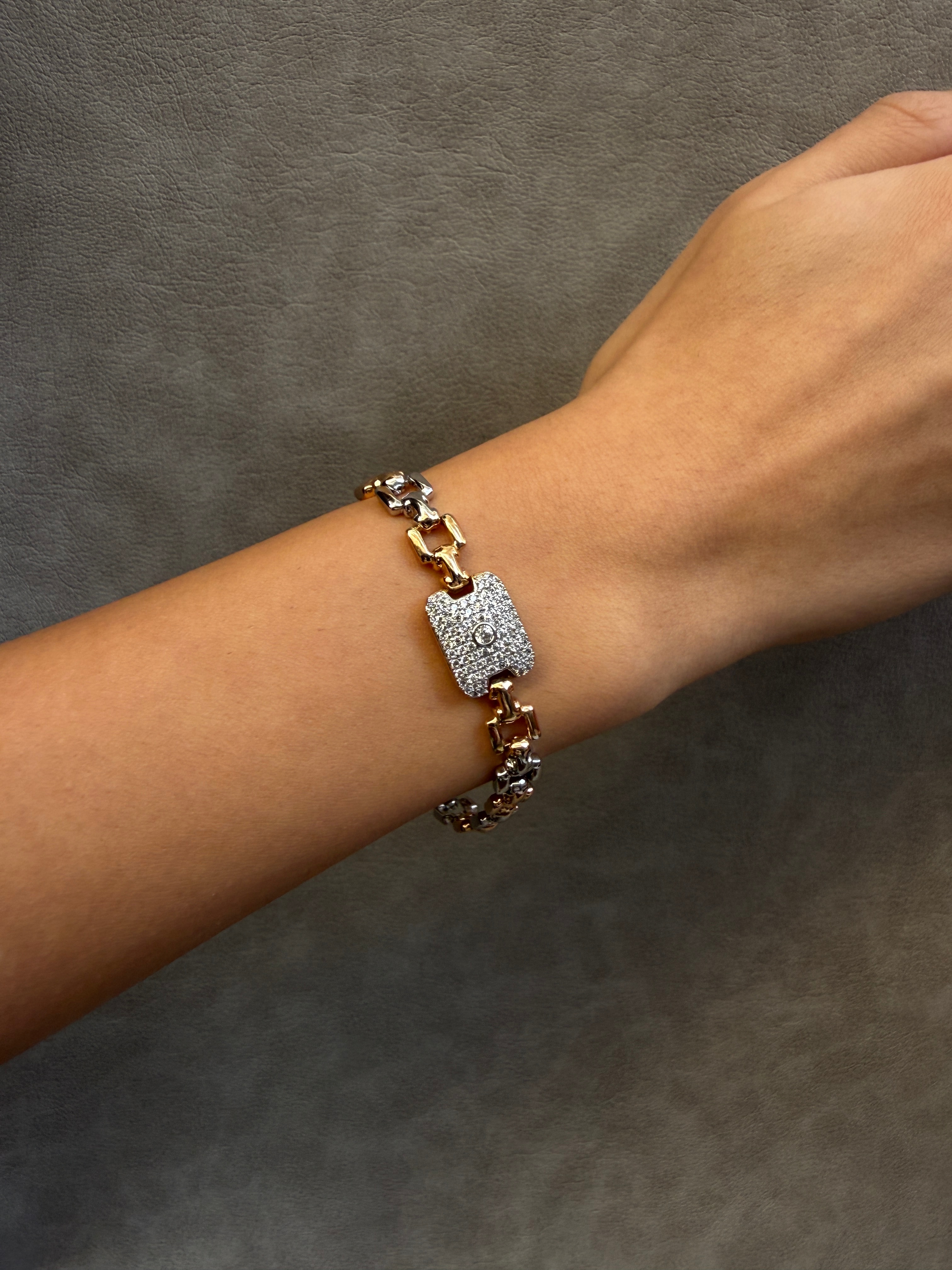 Çift Renk Zirkon Taşlı Tablet Detaylı Tasarım Bileklik