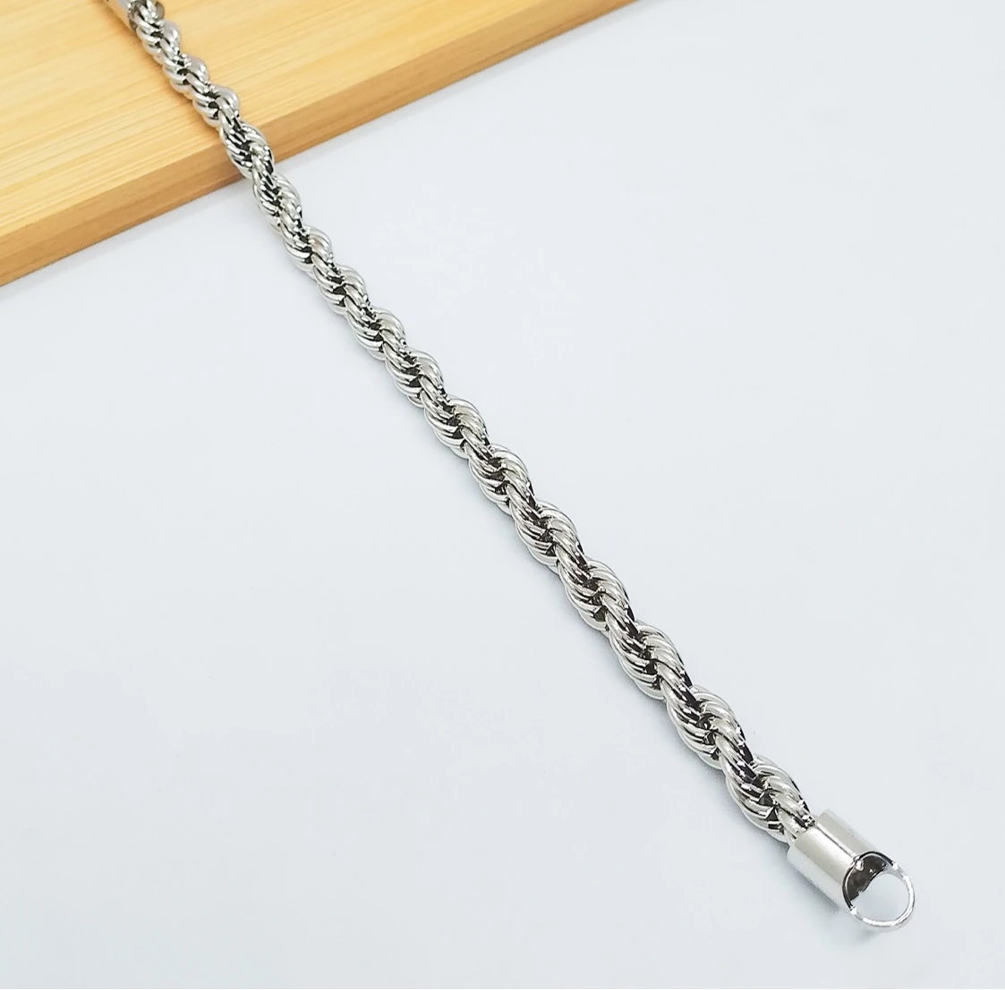 Gümüş Renk Burgu Bilekli