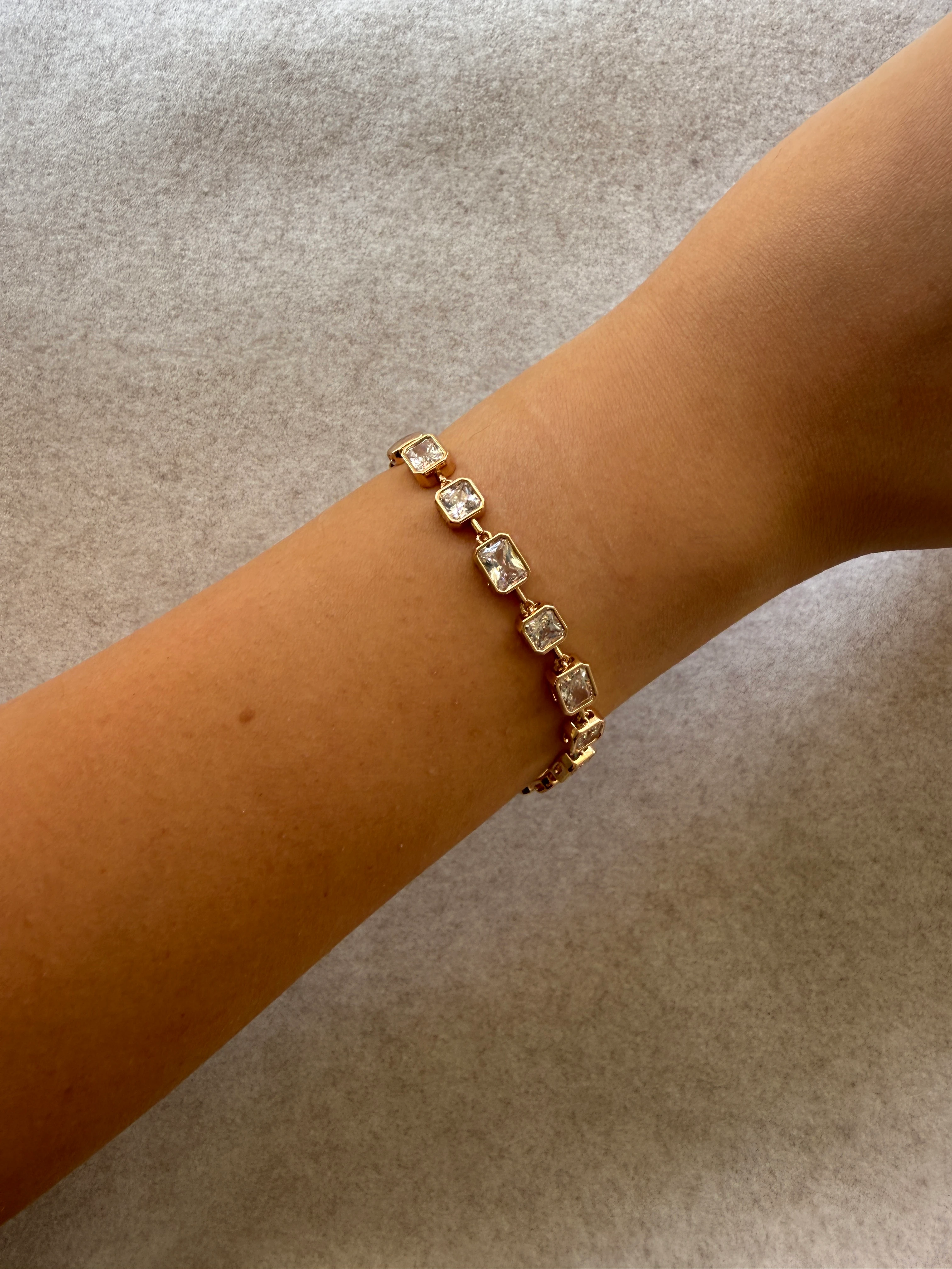 Zirkon Taşlı Kare Detaylı Bileklik