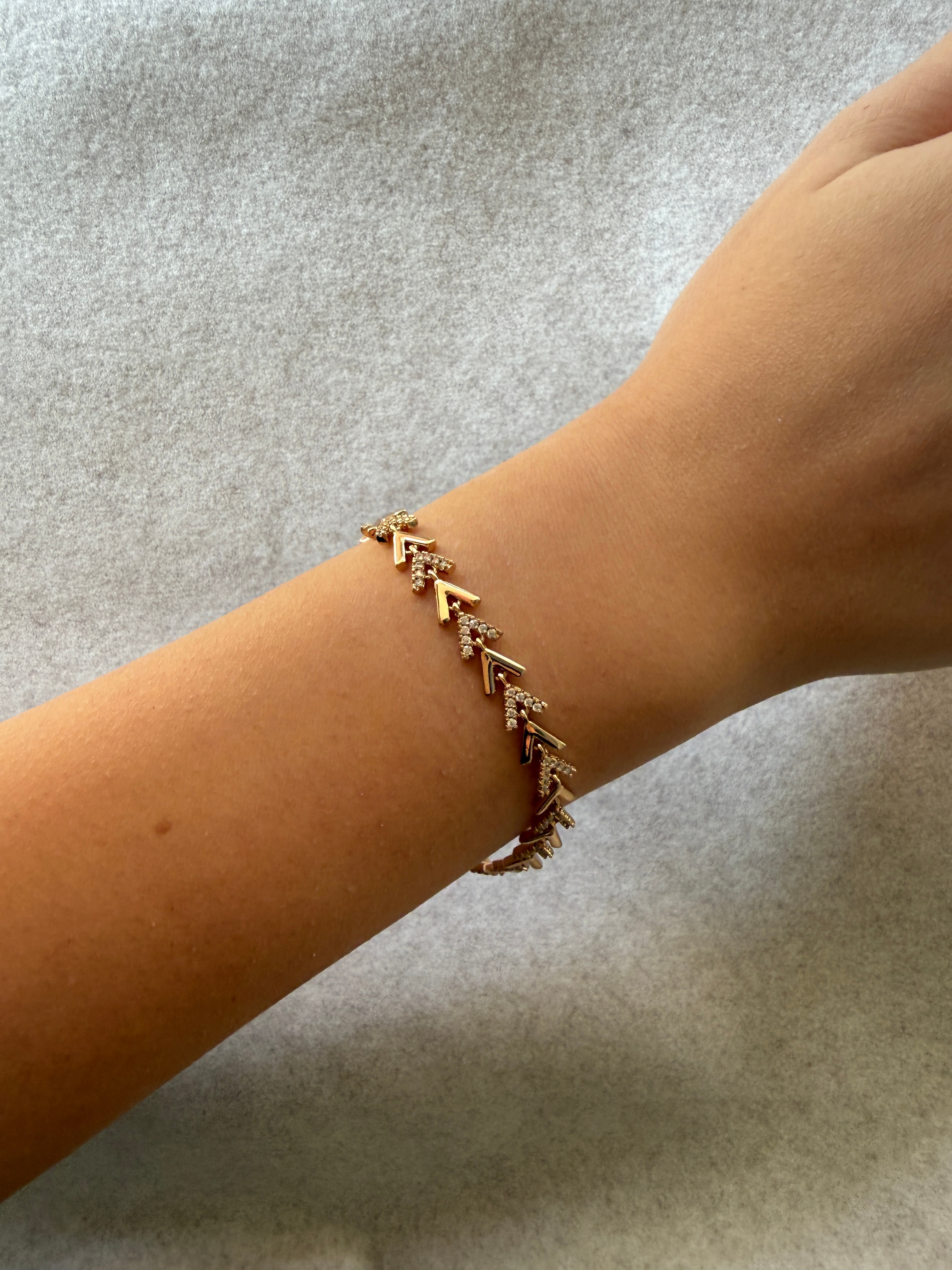 Zirkon Taşlı V Tasarım Bileklik 