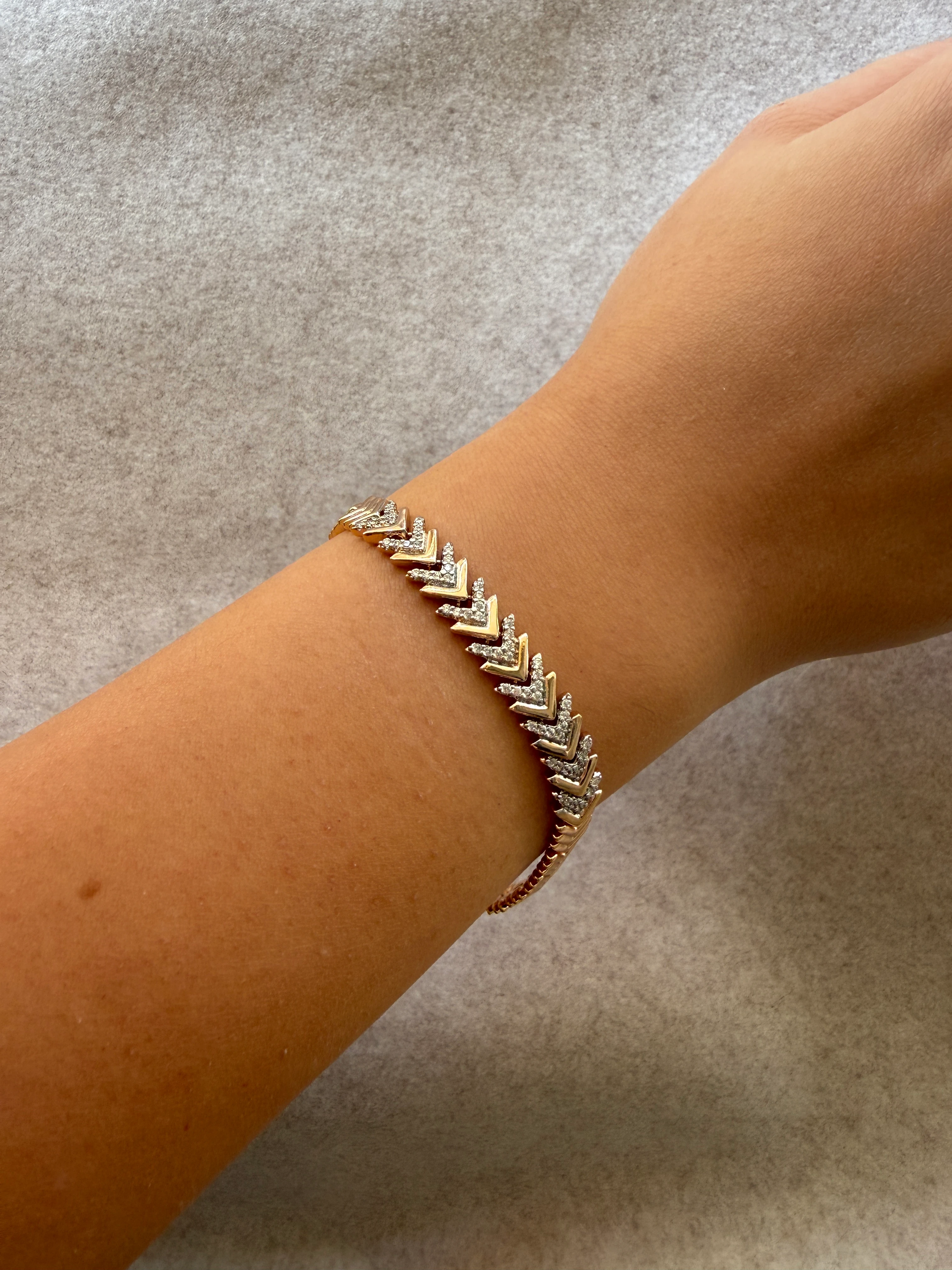 Zirkon Taşlı V Bileklik