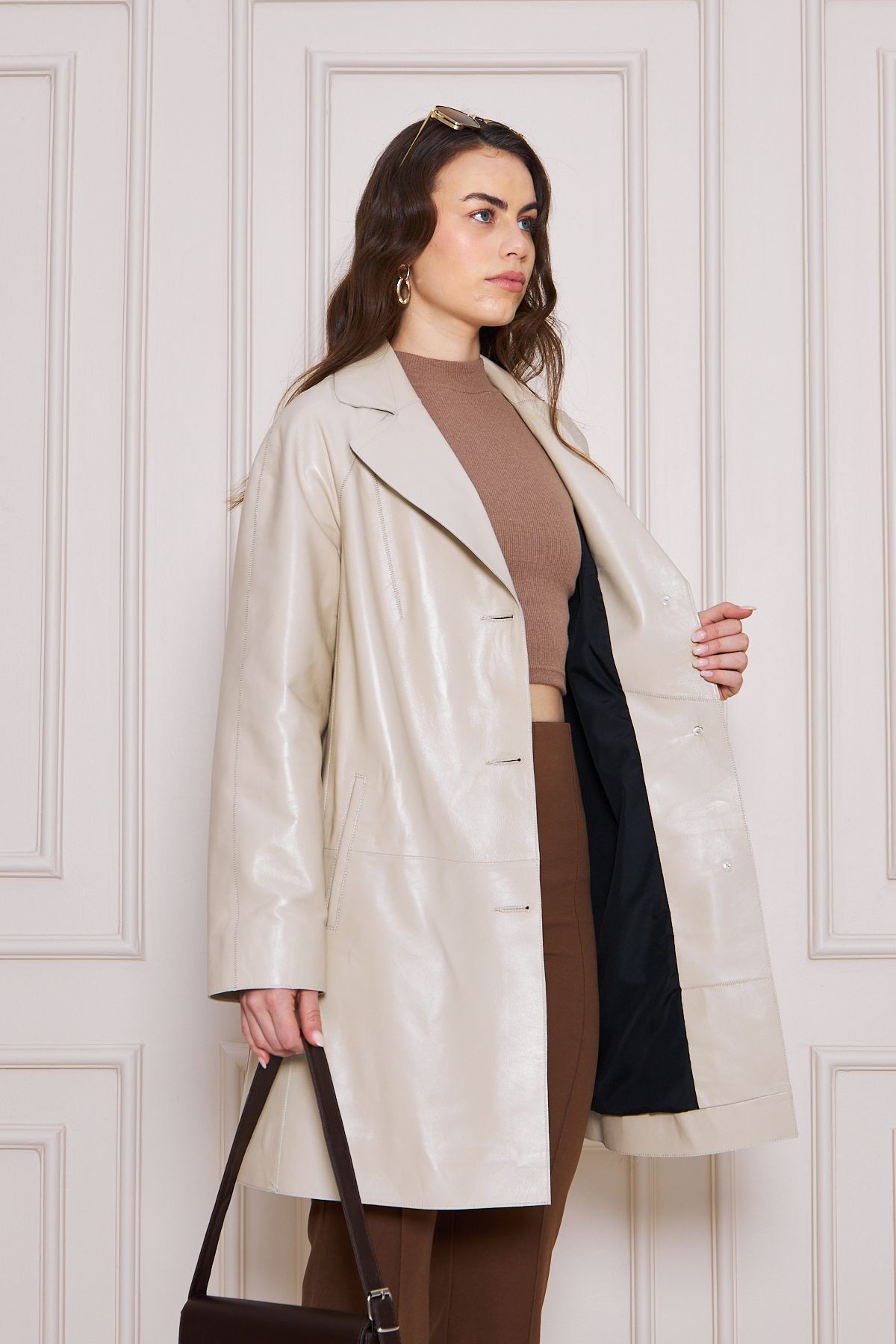 Kadın Hakiki Deri Trençkot – Bej, V Yaka, Kuşaklı, Düğme Kapamalı, Oversize, 90 cm - 117122