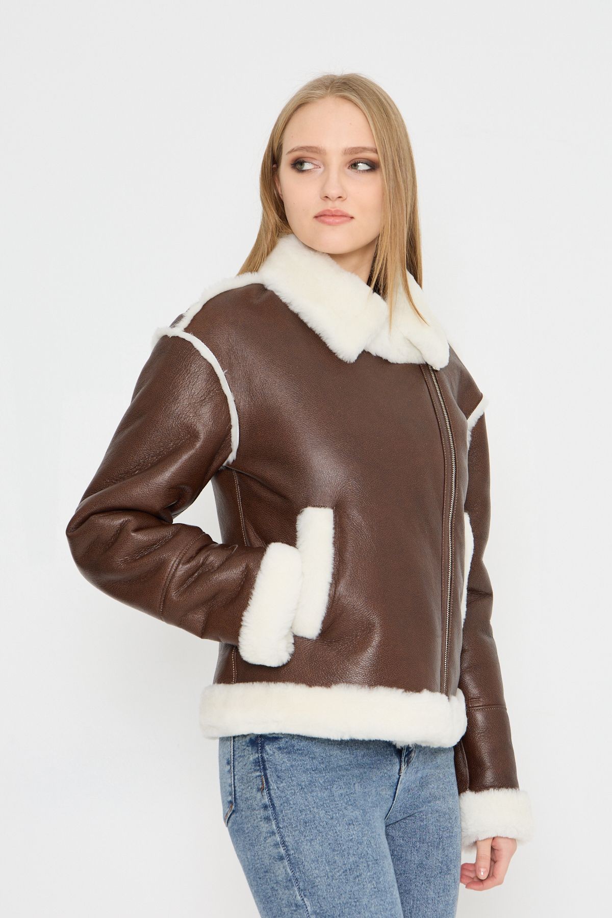 Kadın Hakiki Deri Mont - Kahverengi, Beyaz Hakiki Kürklü, Kruvaze Yakalı, Oversize, 70 cm - 116322