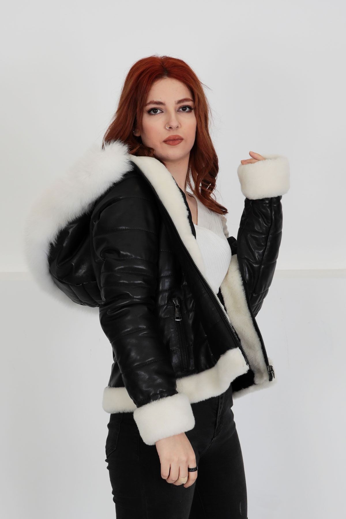 Siyah Özel Kürklü Şişme Hakiki Deri Mont, Kapüşonlu, 65 Cm, Fit Kesim, Kadın, Premium Dikiş Detaylı