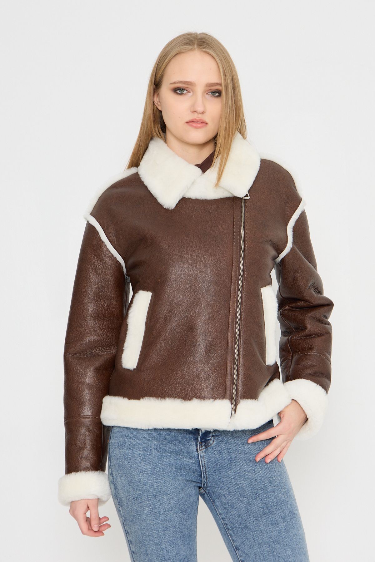 Kadın Hakiki Deri Mont - Kahverengi, Beyaz Hakiki Kürklü, Kruvaze Yakalı, Oversize, 70 cm - 116322