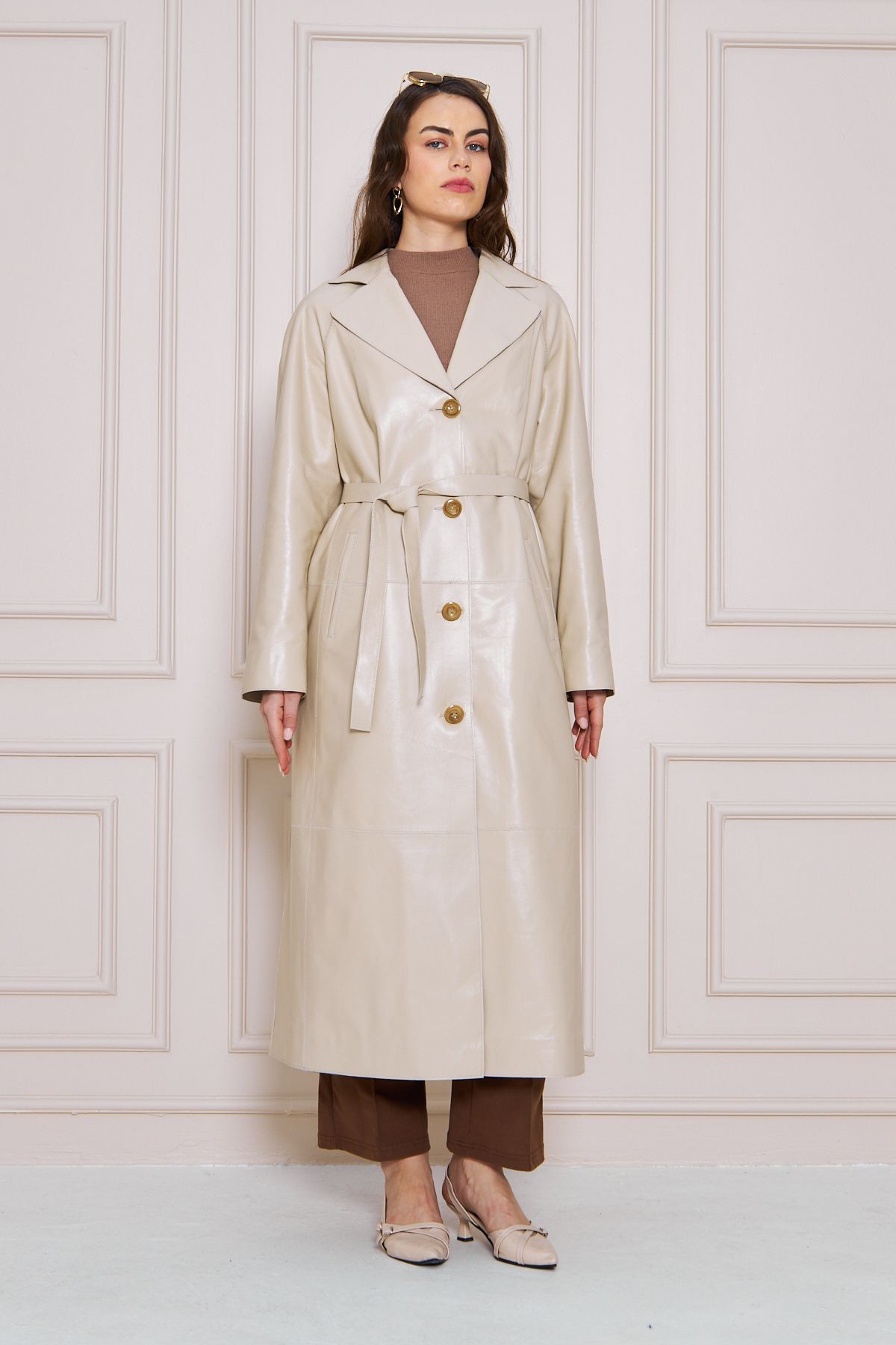 Kadın Hakiki Deri Trençkot – Bej, V Yaka, Kuşaklı, Düğme Kapamalı, Oversize, 120 cm - 117222
