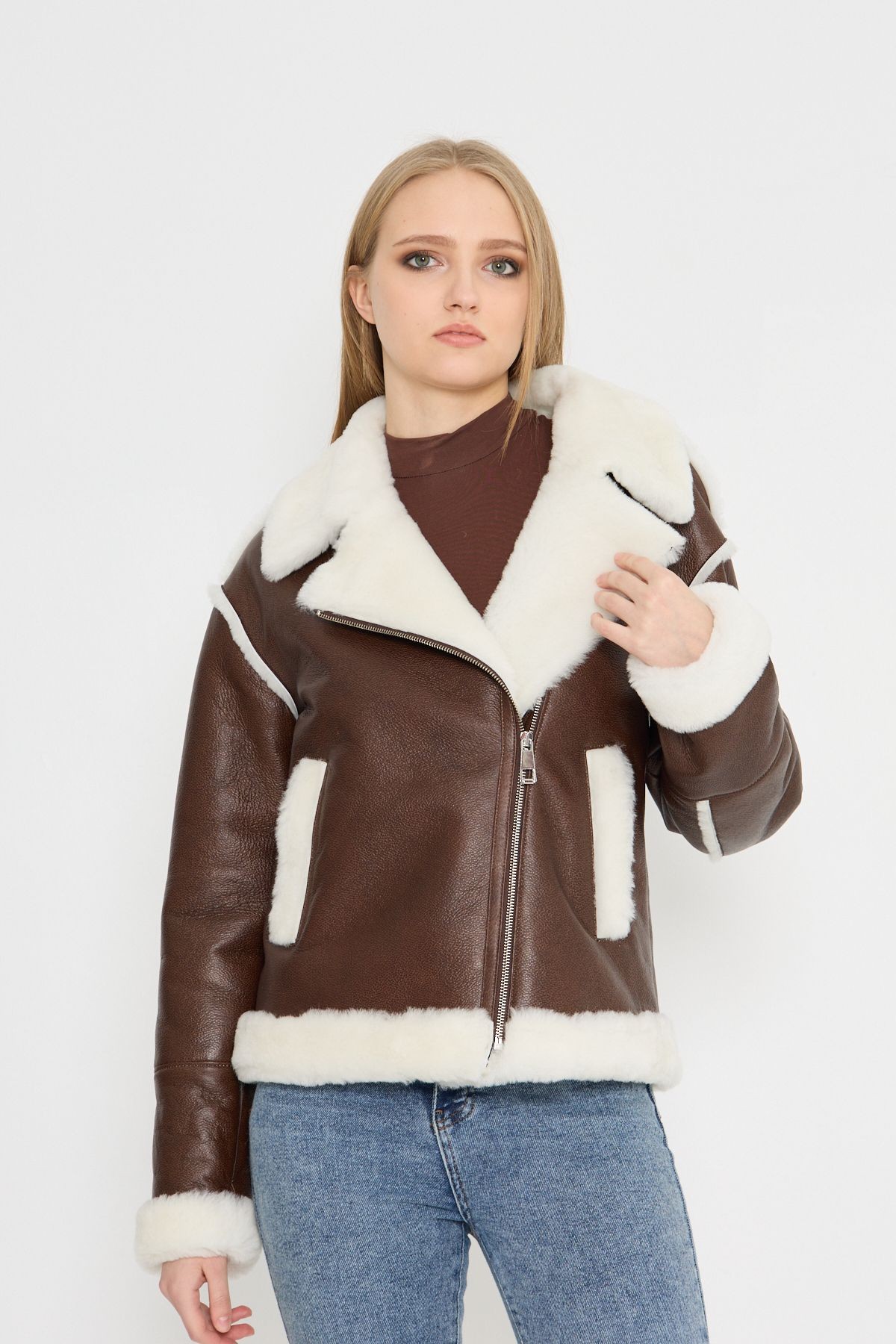 Kadın Hakiki Deri Mont - Kahverengi, Beyaz Hakiki Kürklü, Kruvaze Yakalı, Oversize, 70 cm - 116322