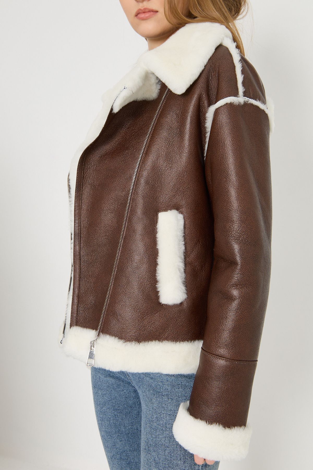 Kadın Hakiki Deri Mont - Kahverengi, Beyaz Hakiki Kürklü, Kruvaze Yakalı, Oversize, 70 cm - 116322