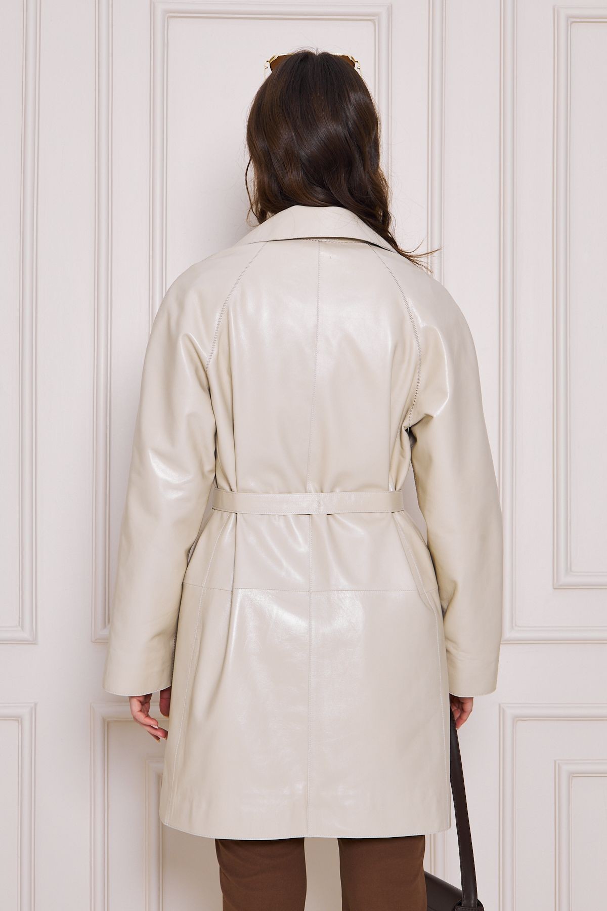 Kadın Hakiki Deri Trençkot – Bej, V Yaka, Kuşaklı, Düğme Kapamalı, Oversize, 90 cm - 117122
