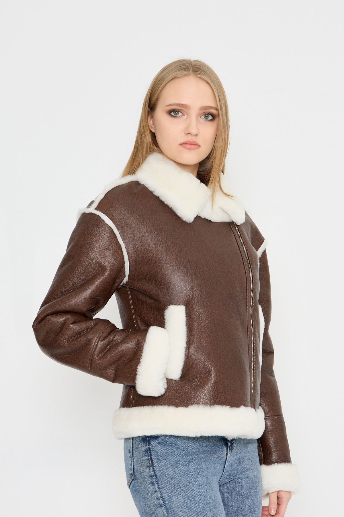 Kadın Hakiki Deri Mont - Kahverengi, Beyaz Hakiki Kürklü, Kruvaze Yakalı, Oversize, 70 cm - 116322