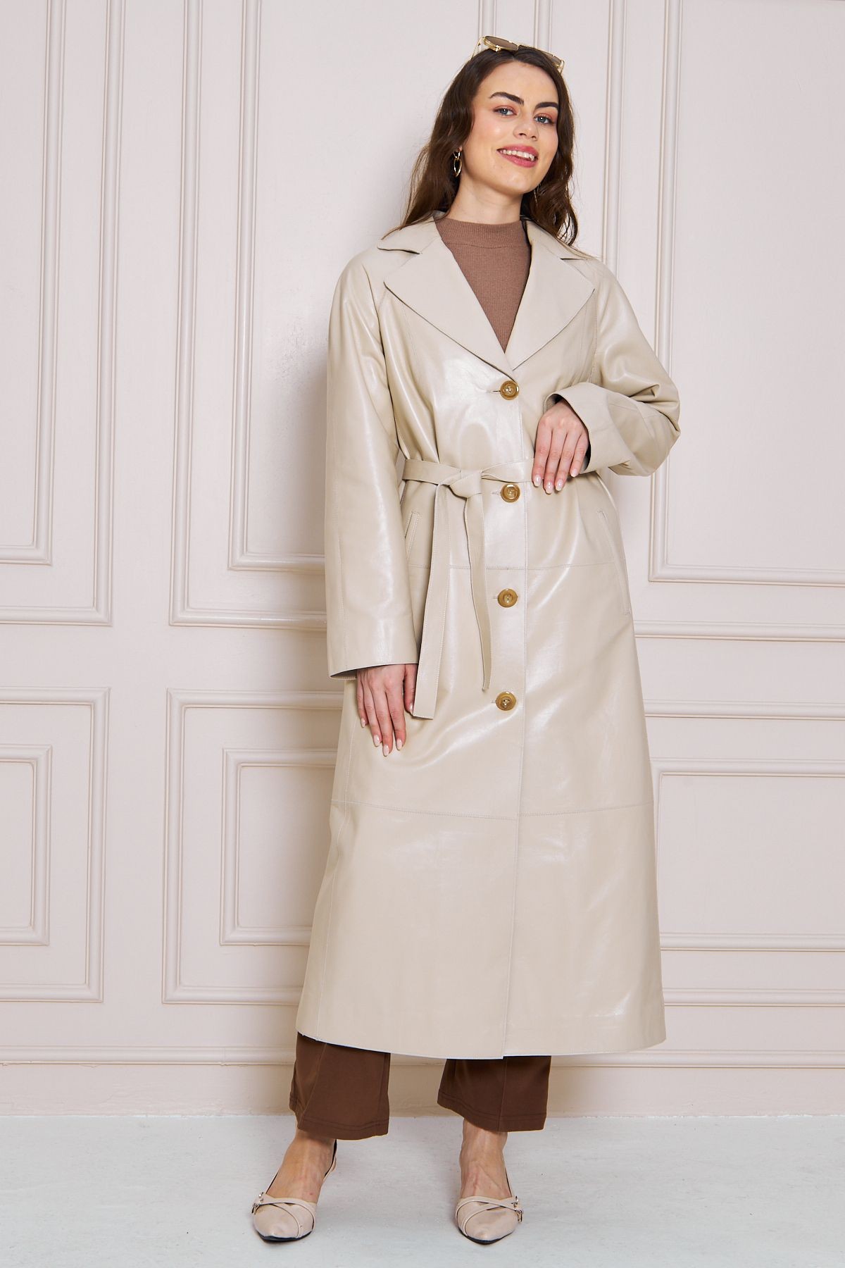 Kadın Hakiki Deri Trençkot – Bej, V Yaka, Kuşaklı, Düğme Kapamalı, Oversize, 120 cm - 117222