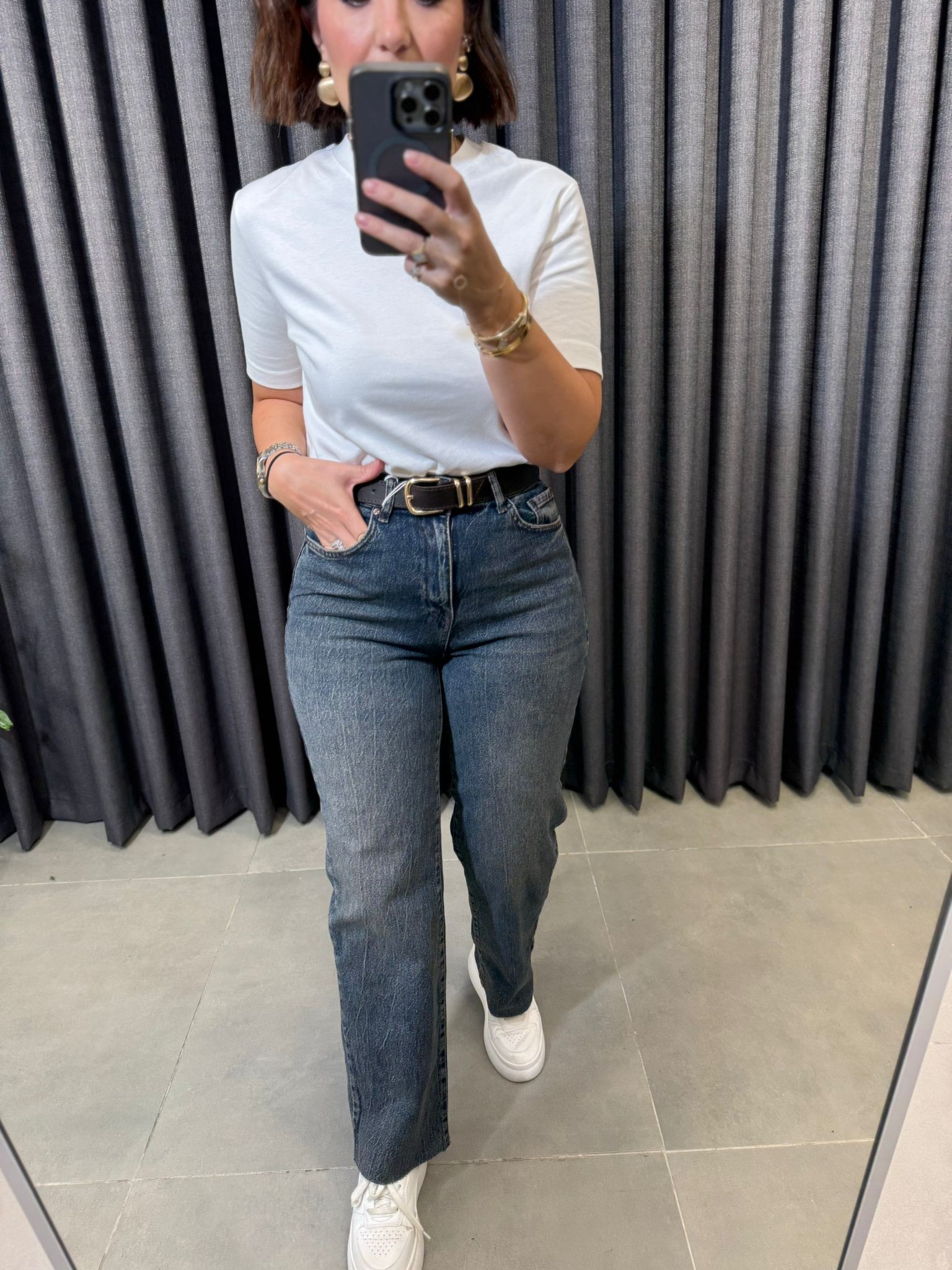 Taşlamalı Kemer Detaylı Kesik Paça Momfit Jean