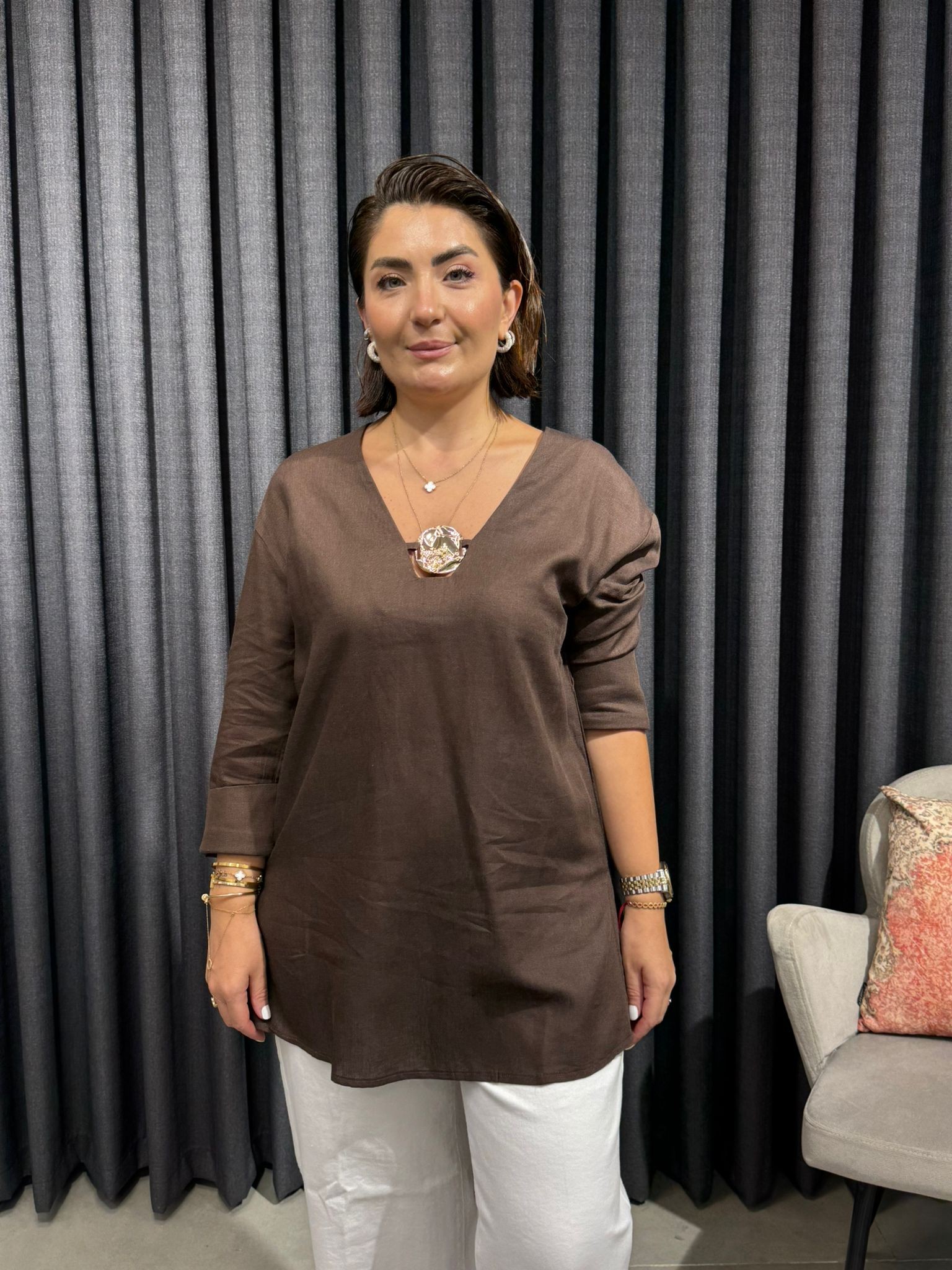 Kahve Keten Yaka Gold Takı Detaylı Bluz