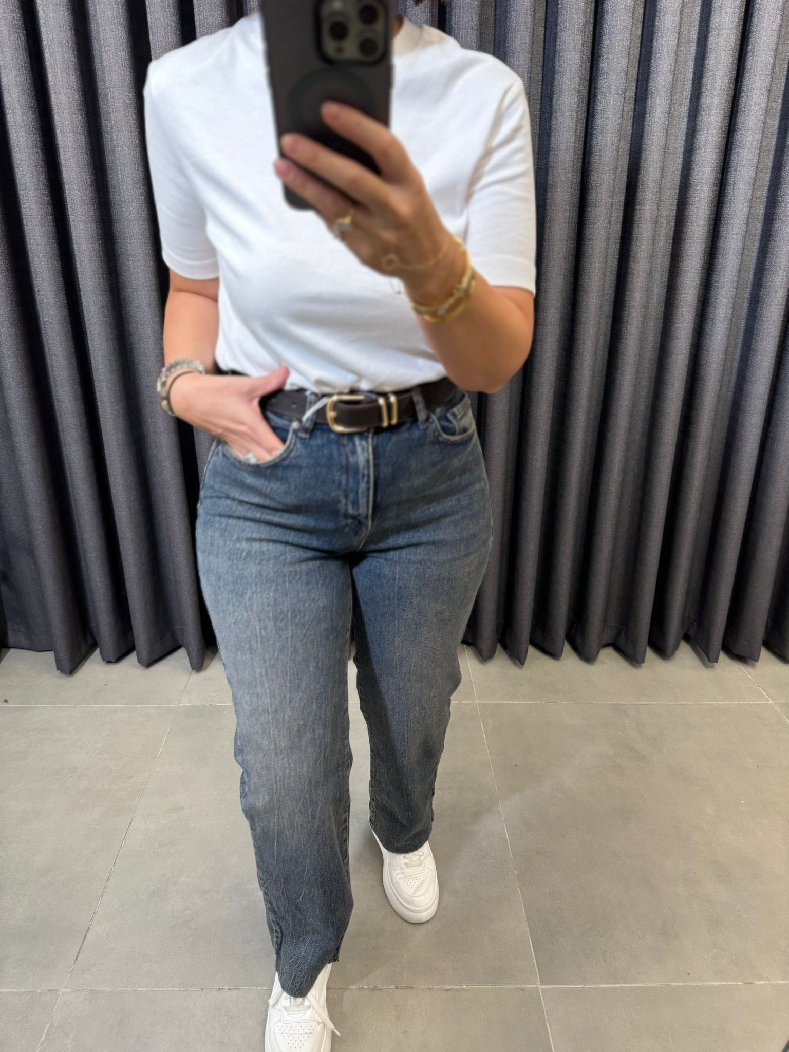 Taşlamalı Kemer Detaylı Kesik Paça Momfit Jean
