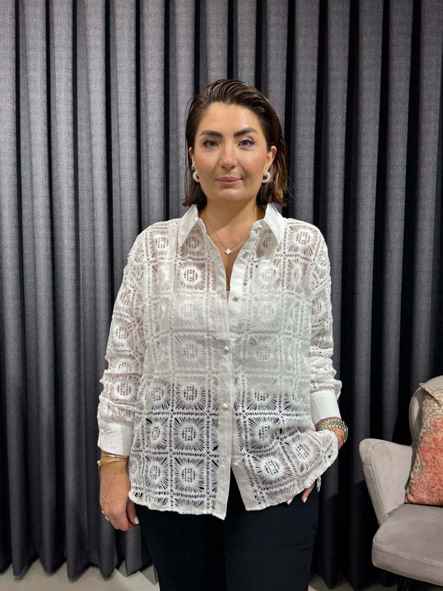 Beyaz Dantel Detaylı Gömlek