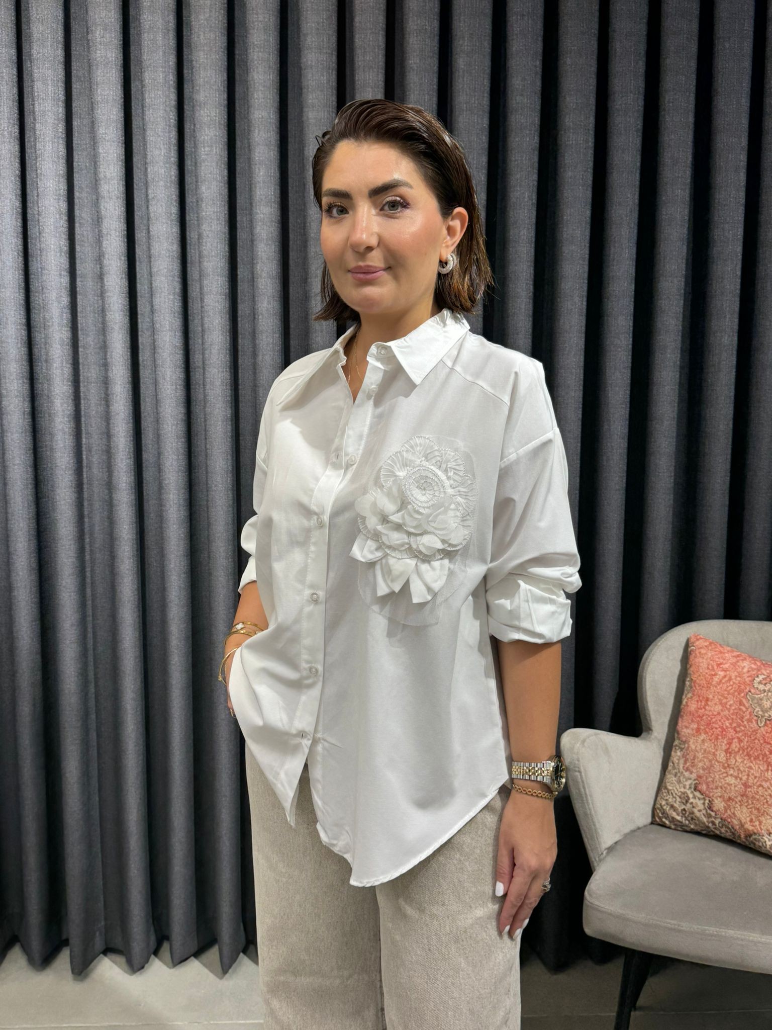 Beyaz Çiçek İşleme Detaylı Yaka Detaylı Gömlek