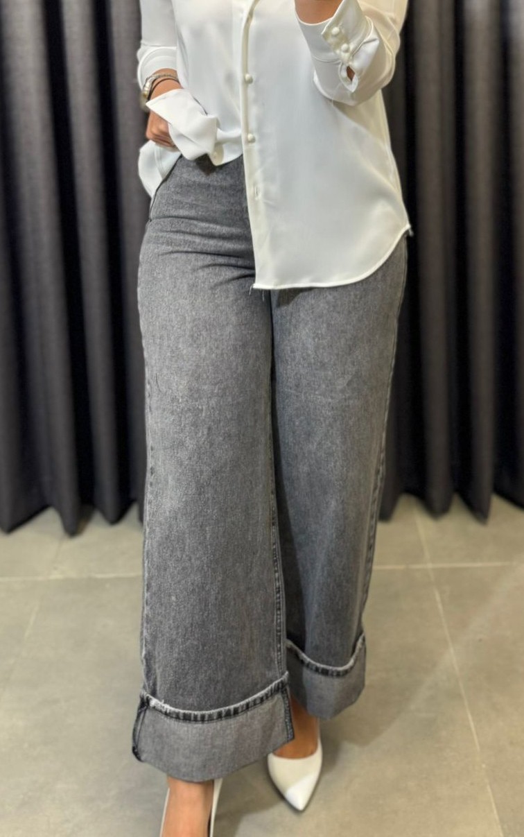 Paça Detaylı Gri Jeans