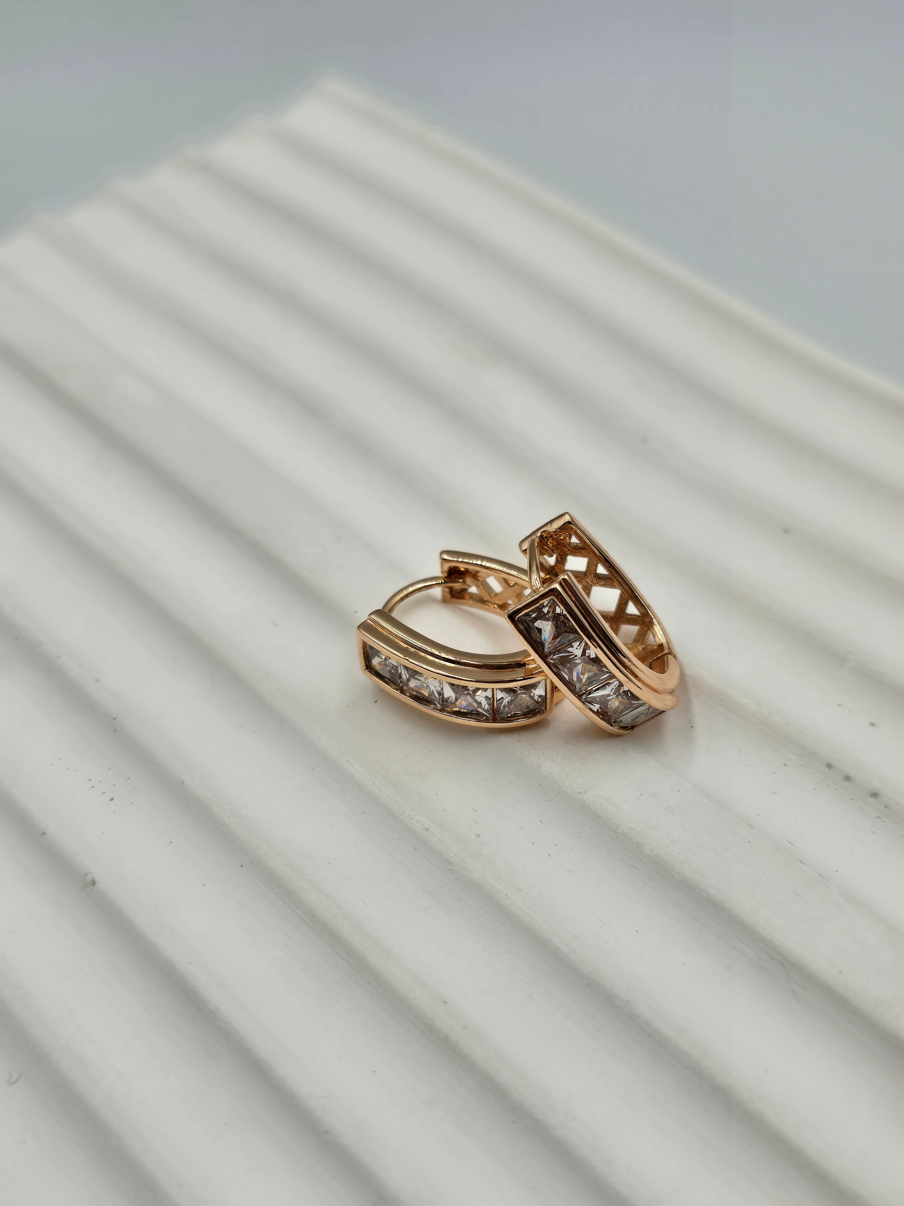 Gold Oval Zirkon Taş Küpe
