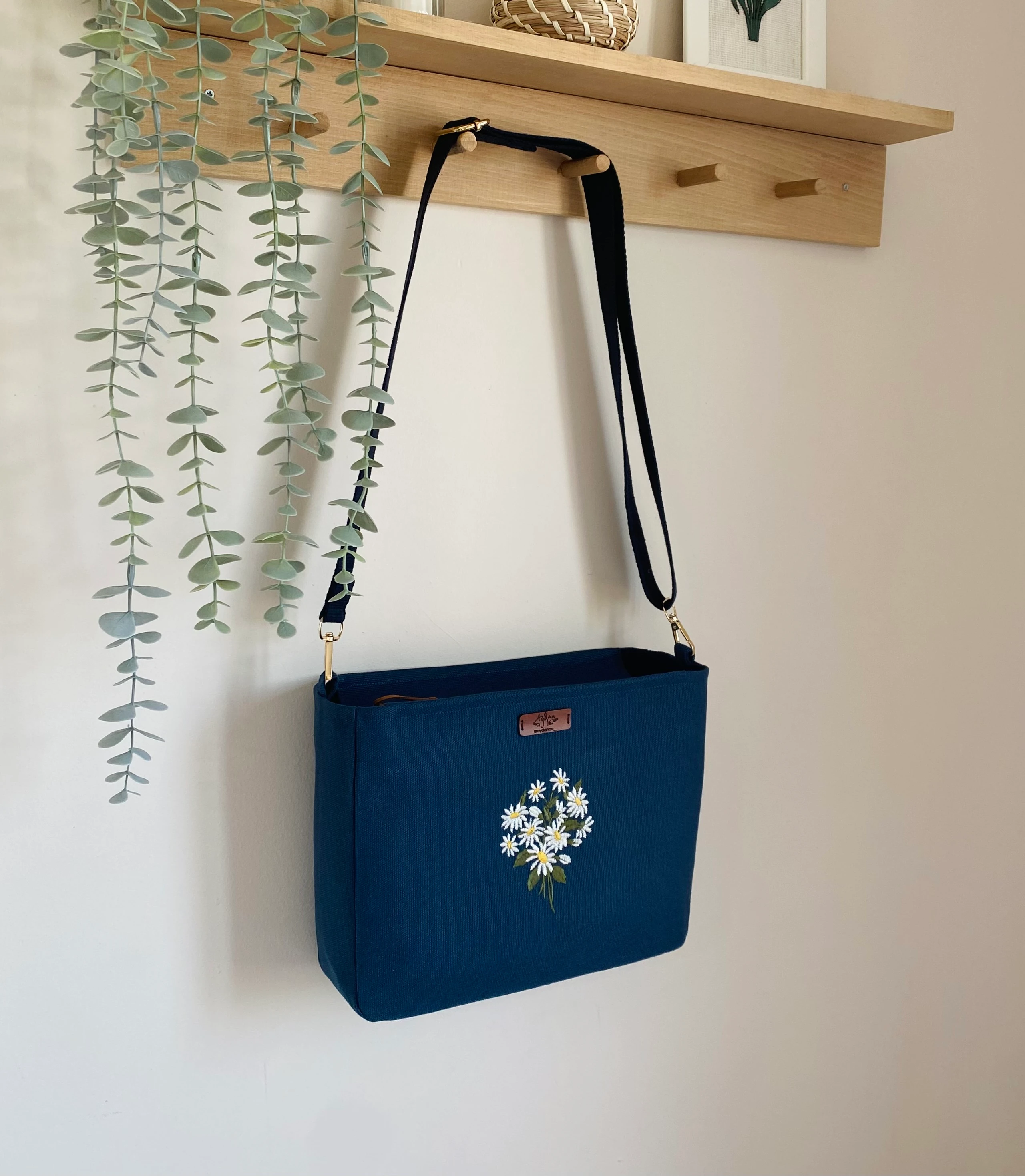 Papatya Nakışlı Fermuarlı Postacı Çanta