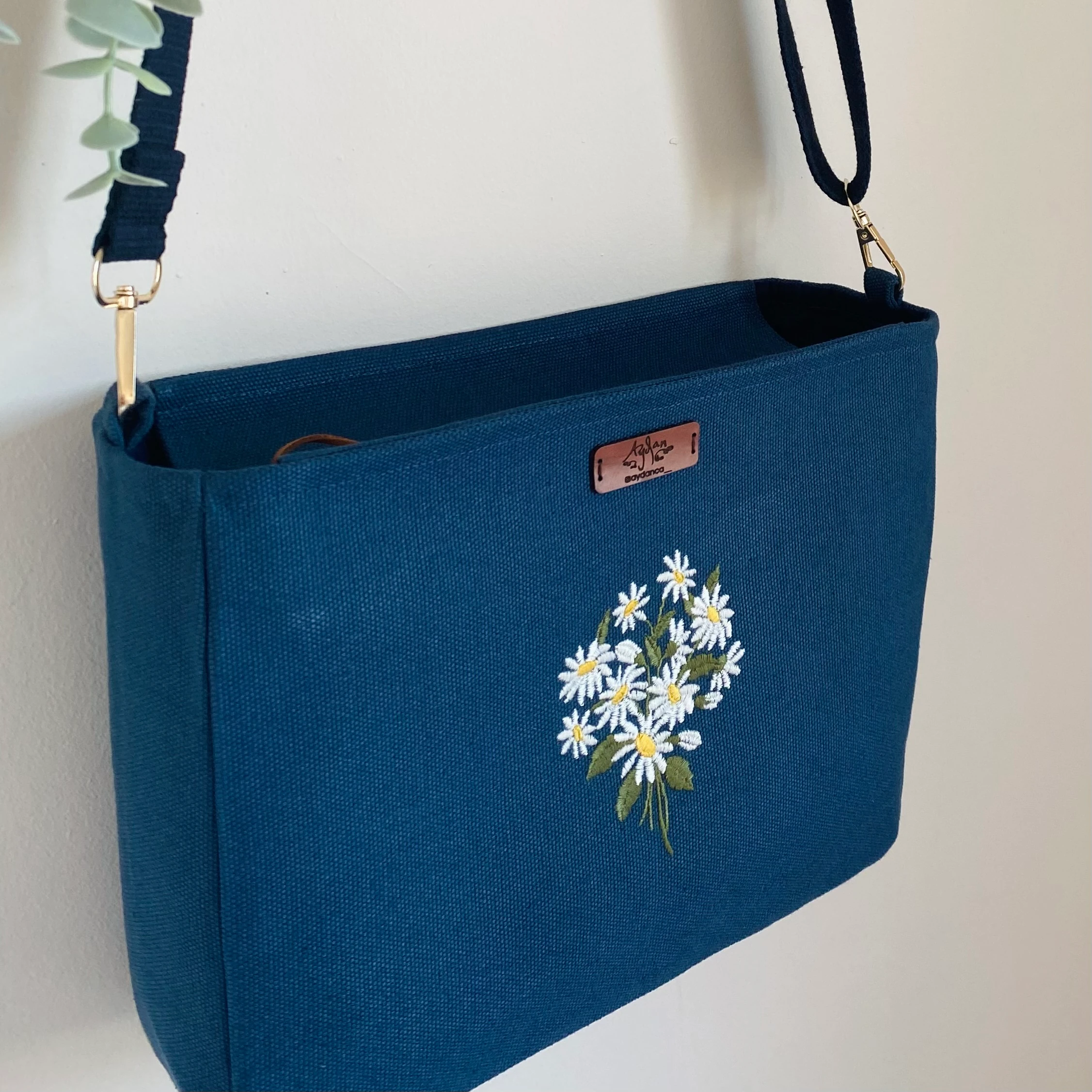 Papatya Nakışlı Fermuarlı Postacı Çanta