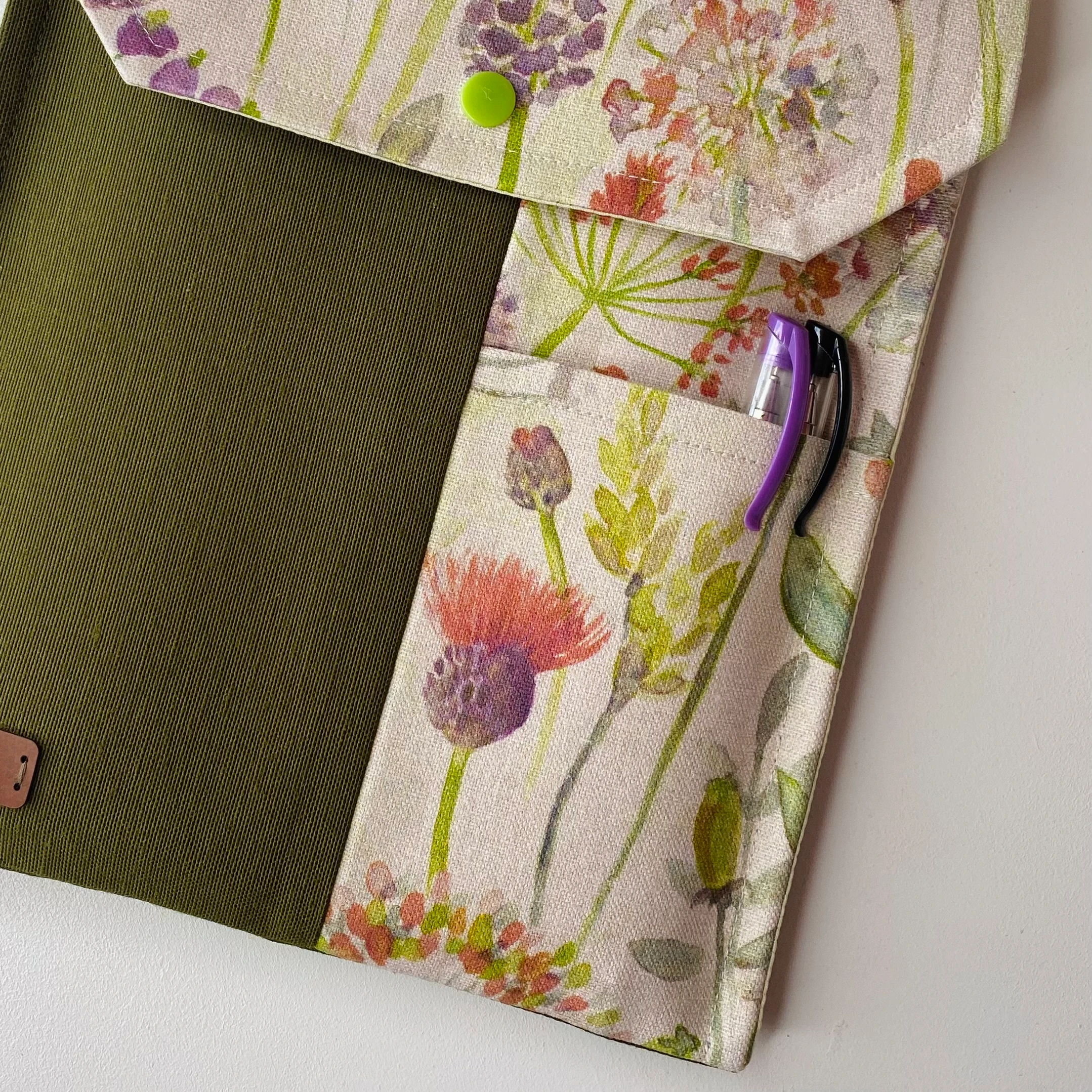 Çiçek Desenli Kitap-Tablet Kılıfı