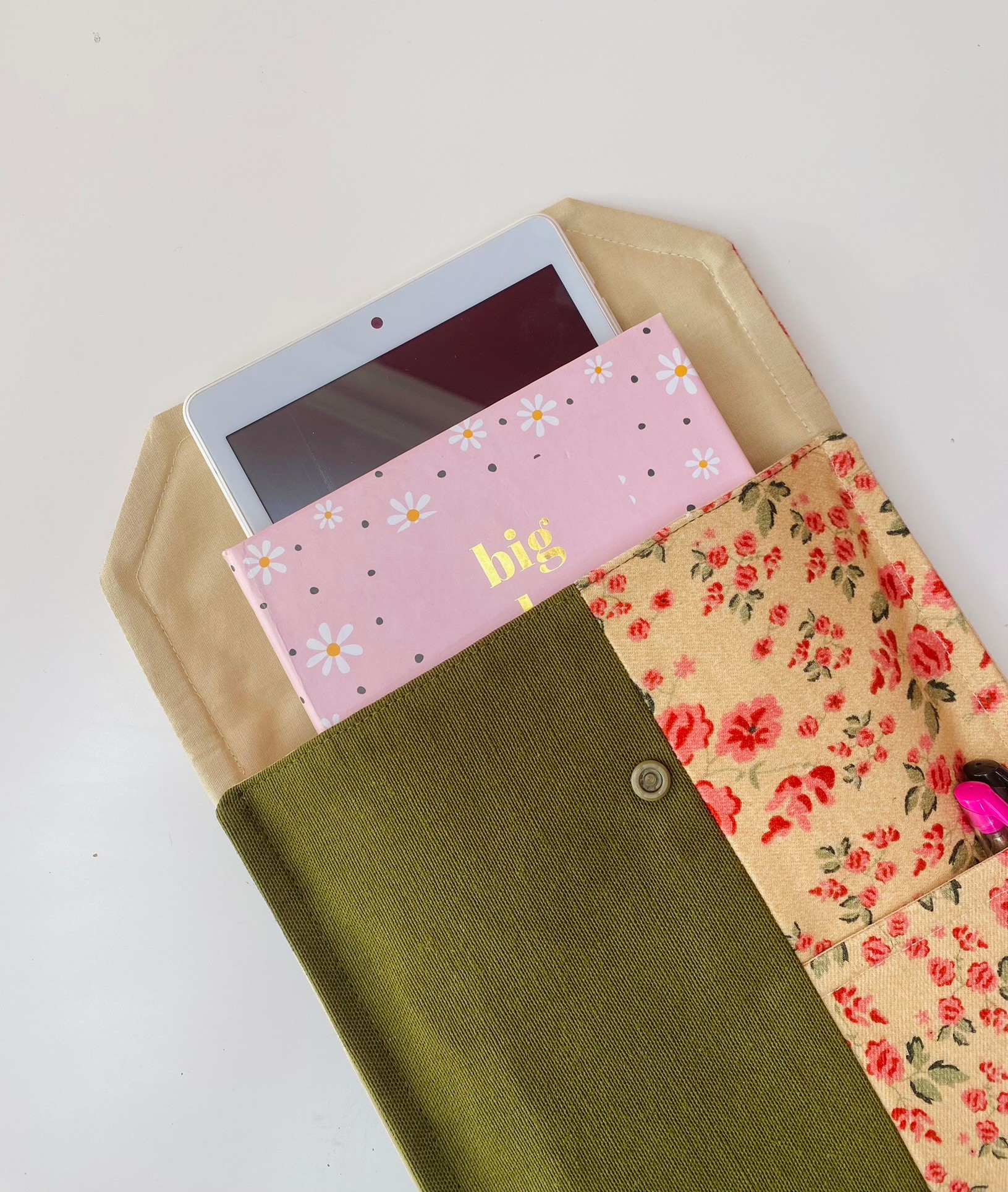 Çiçek Desenli Kitap & Tablet Kılıfı