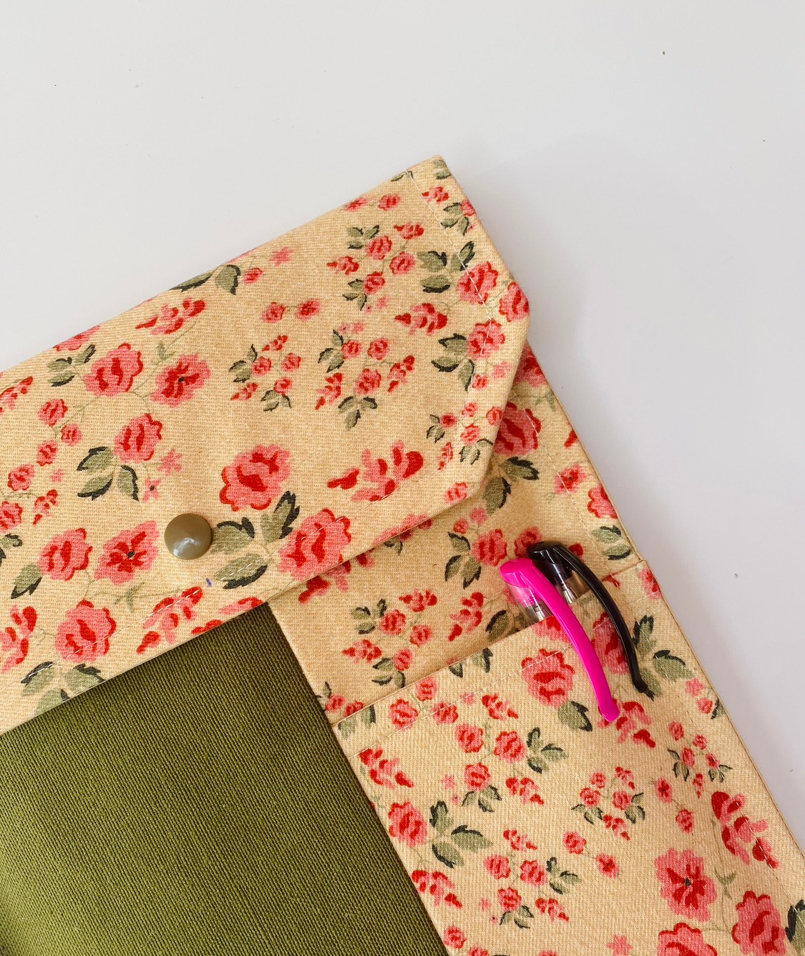 Çiçek Desenli Kitap & Tablet Kılıfı