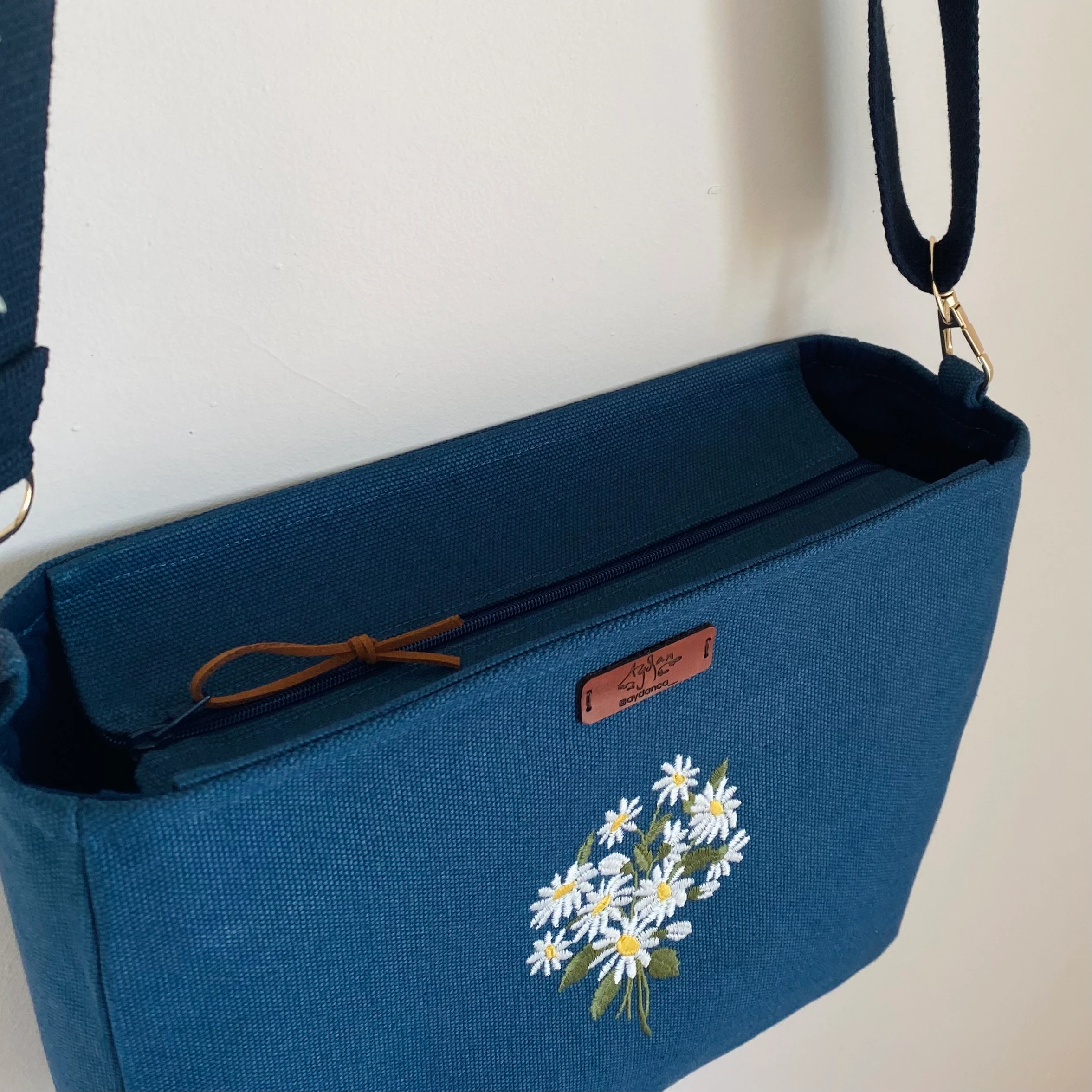 Papatya Nakışlı Fermuarlı Postacı Çanta