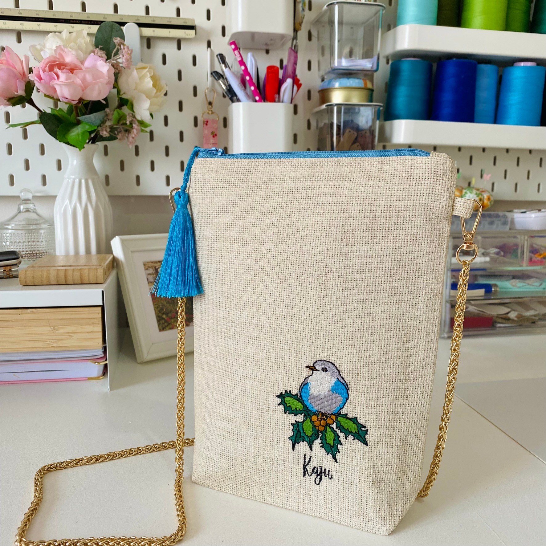 Kuş Nakışlı Dikey Askılı Çanta