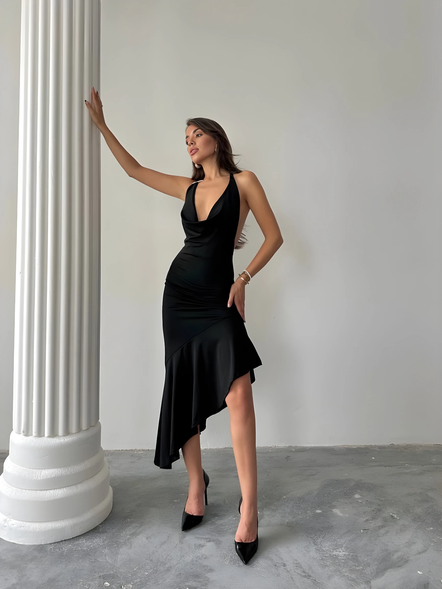 Sırt Dekolteli Halter Yaka Midi Elbise