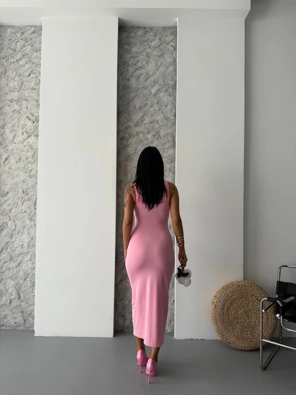  Aksesuarlı Çapraz Yaka Midi Elbise