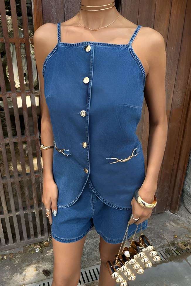 Gold Aksesuarlı ve Düğmeli Şortlu Takım