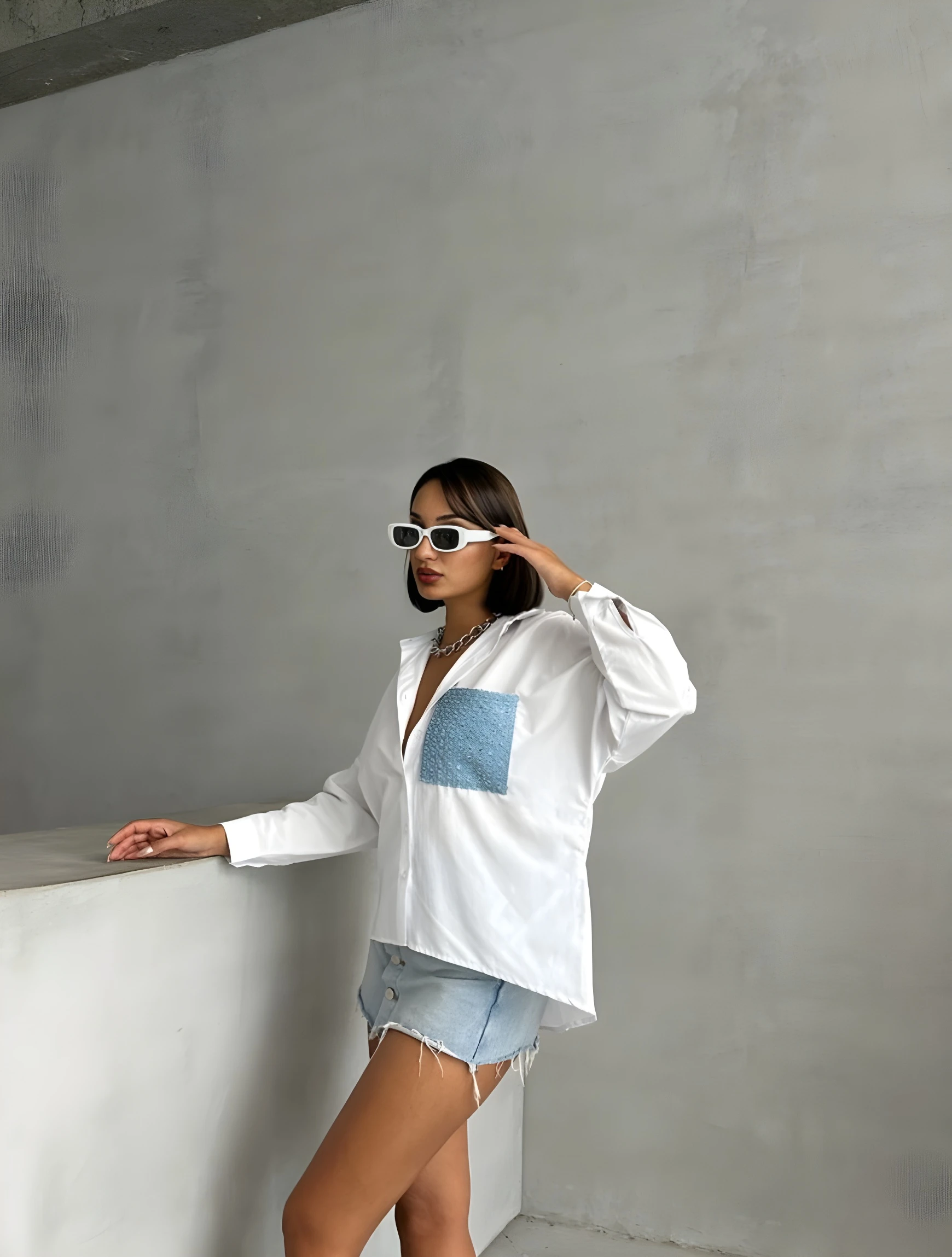 Beyaz Pullu Kot Cep Detaylı Kadın Gömlek