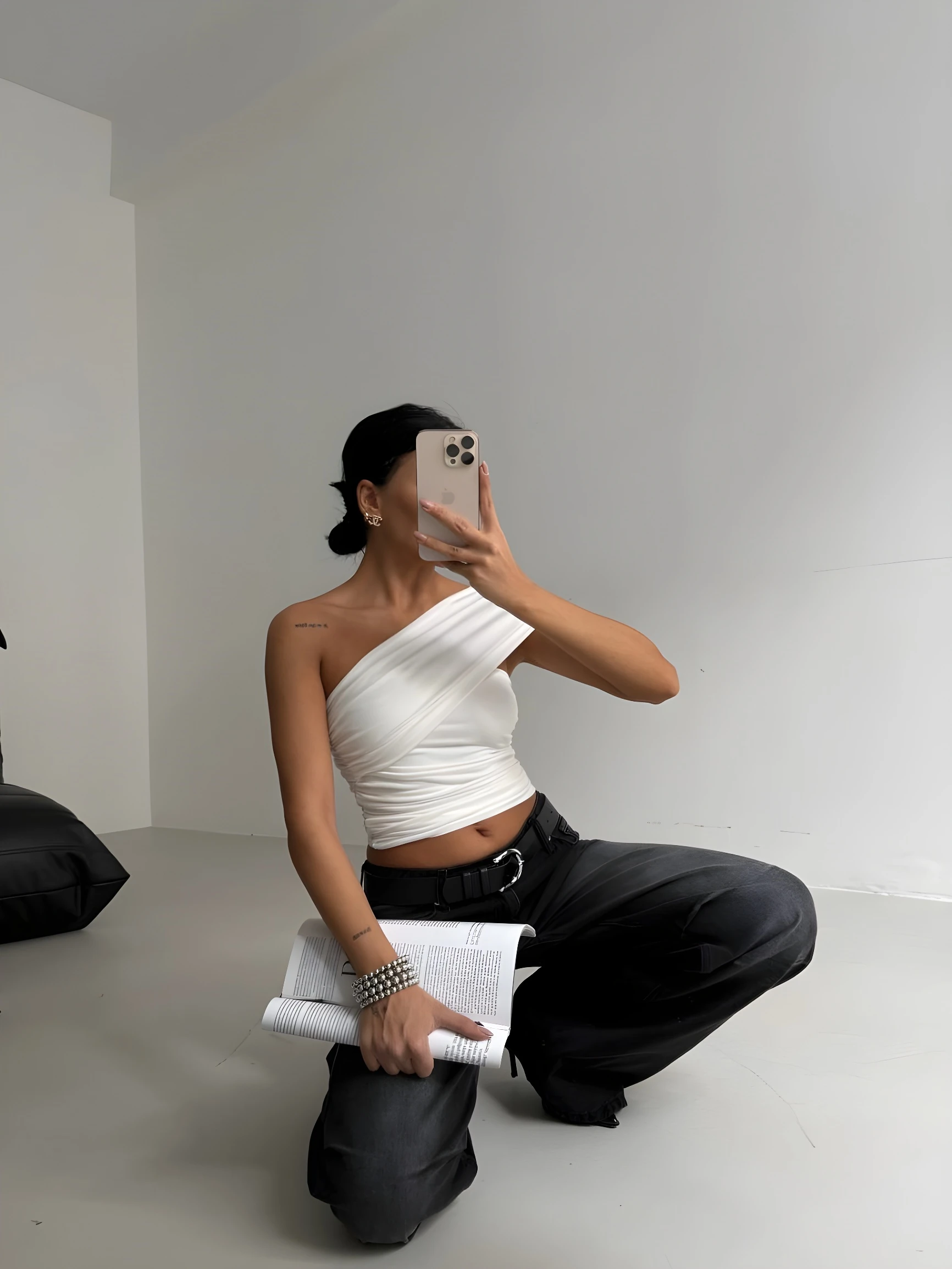 Tek Omuz Büzgülü Beyaz Bluz