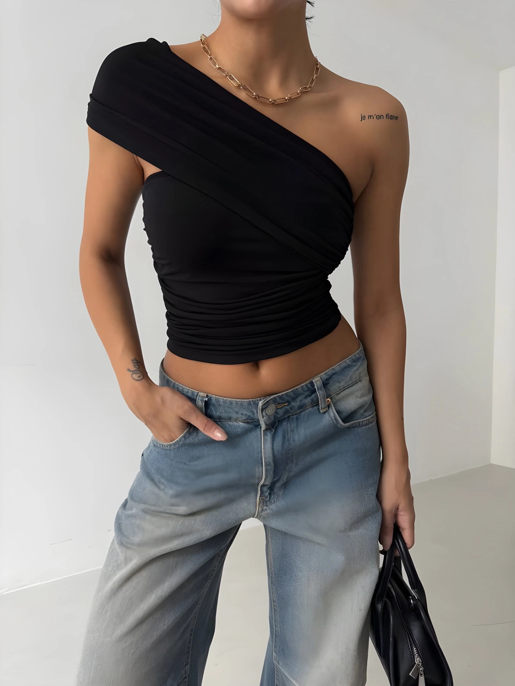 Tek Omuz Büzgülü Beyaz Bluz - Siyah