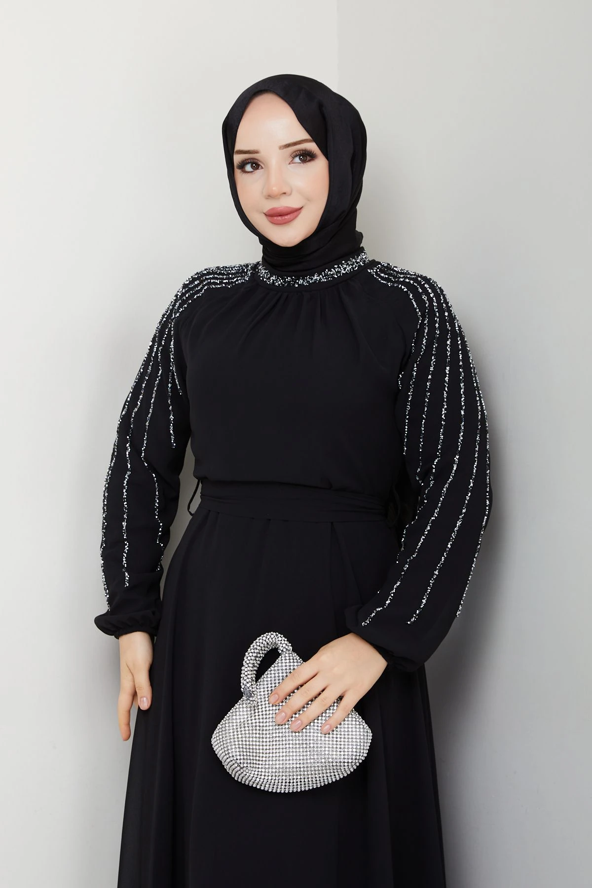 Kadın Kolu Taşlı Astarlı Şifon Elbise