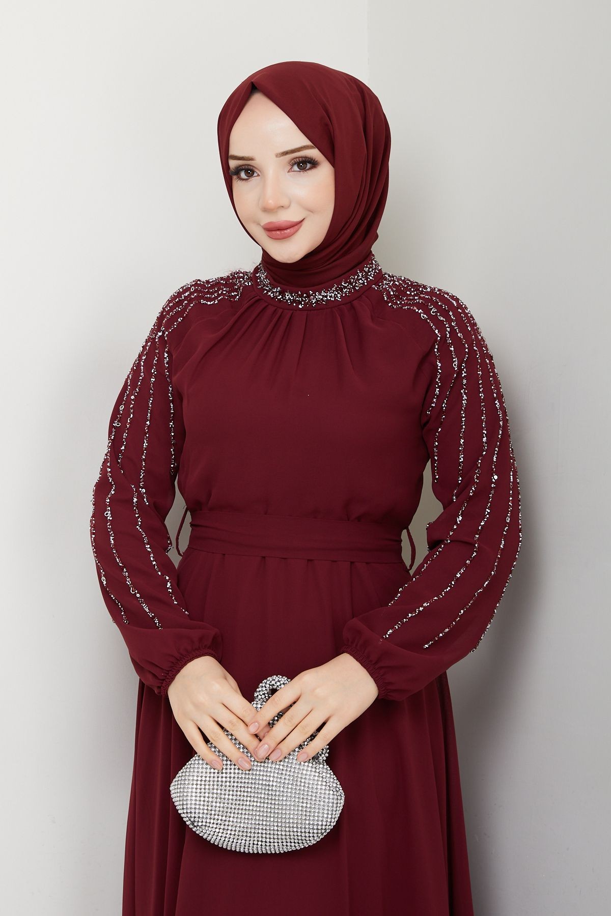Kadın Kolu Taşlı Astarlı Şifon Elbise