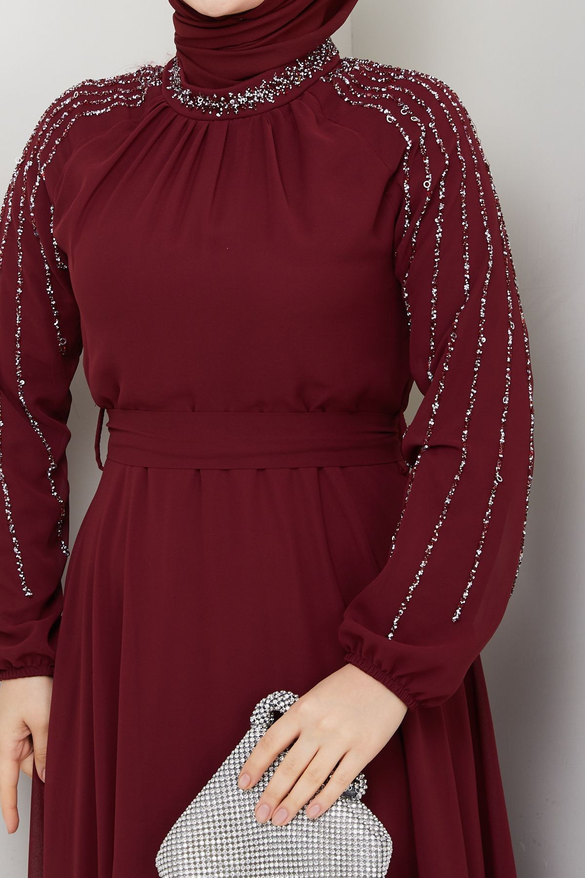 Kadın Kolu Taşlı Astarlı Şifon Elbise