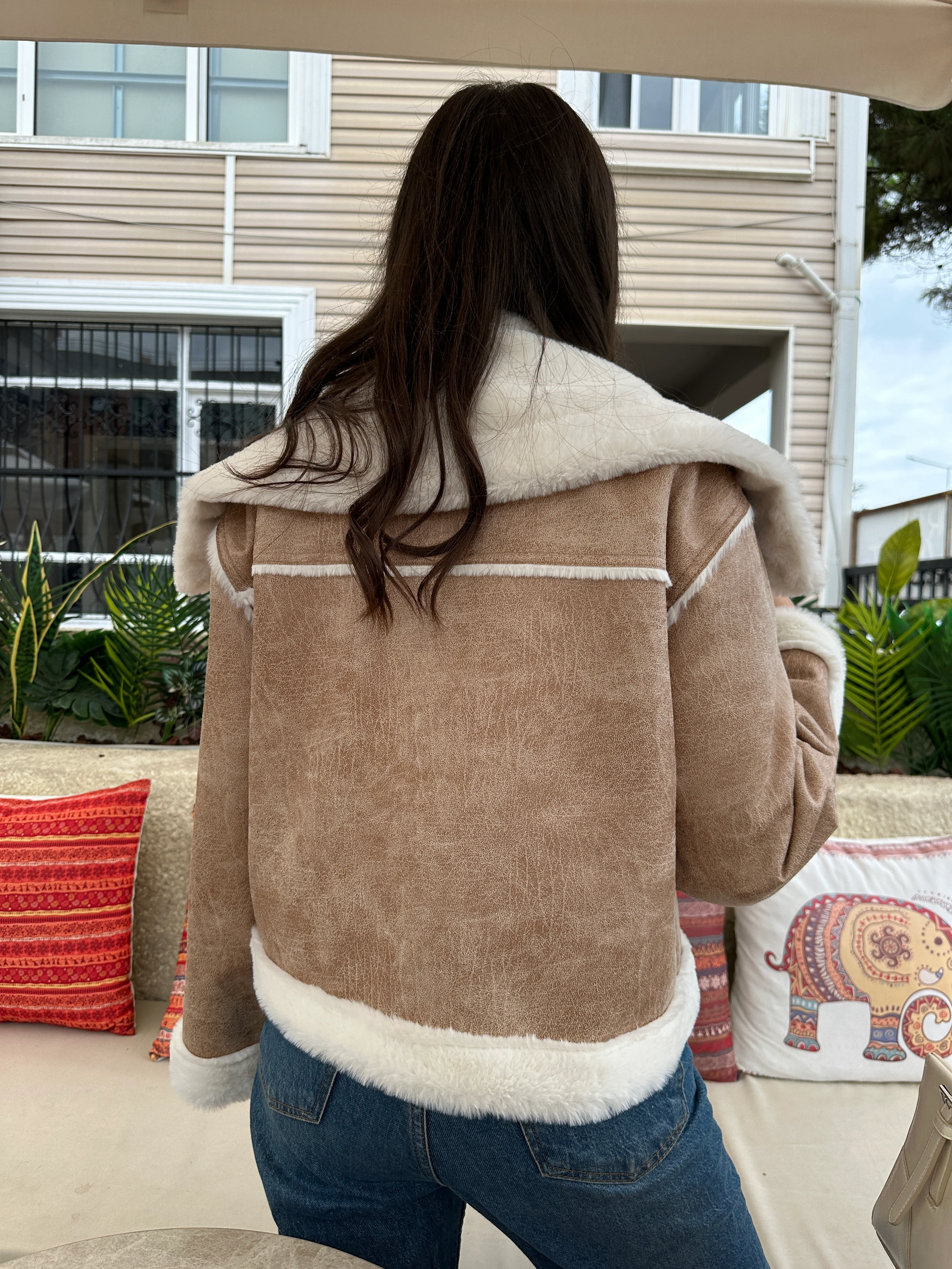 Peluş Detaylı Kısa Mont - Bej