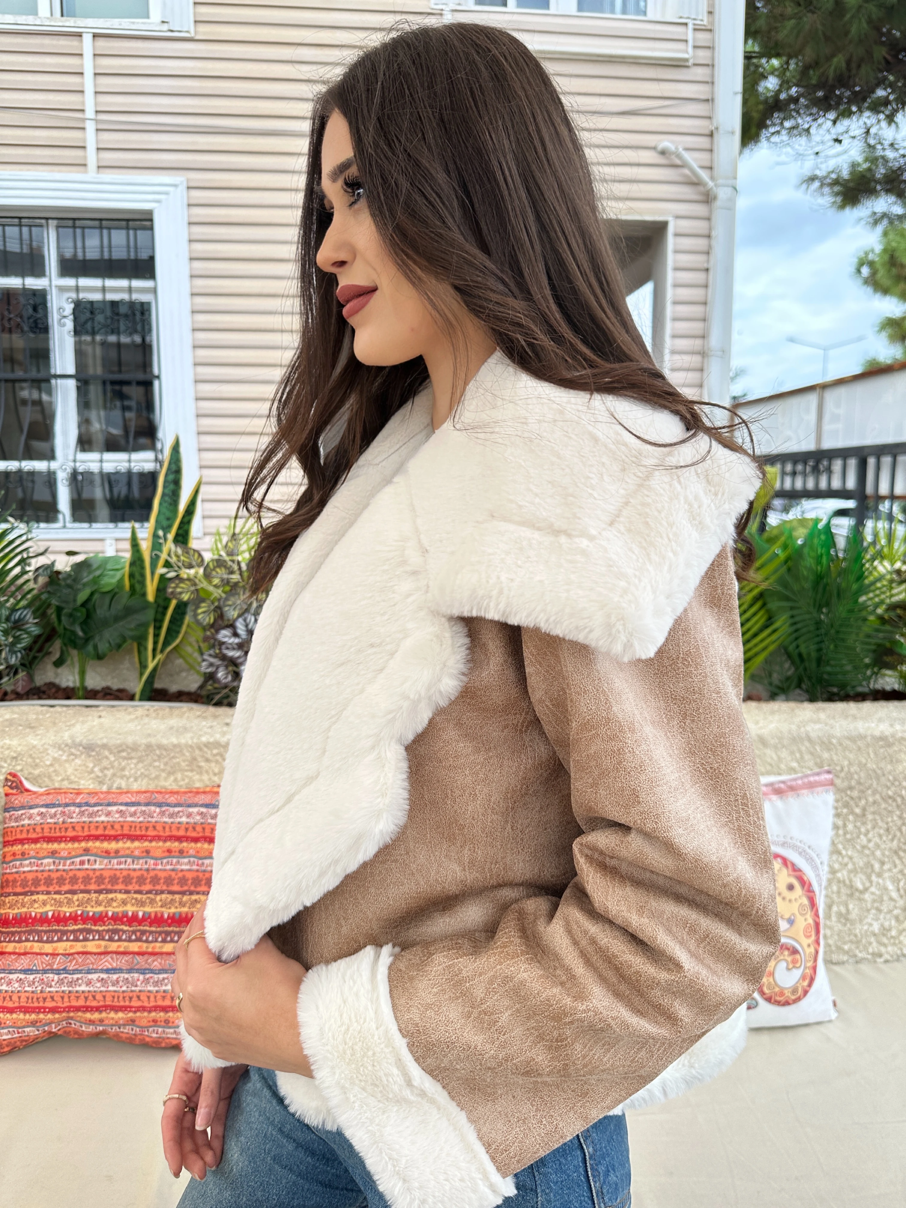 Peluş Detaylı Kısa Mont - Bej