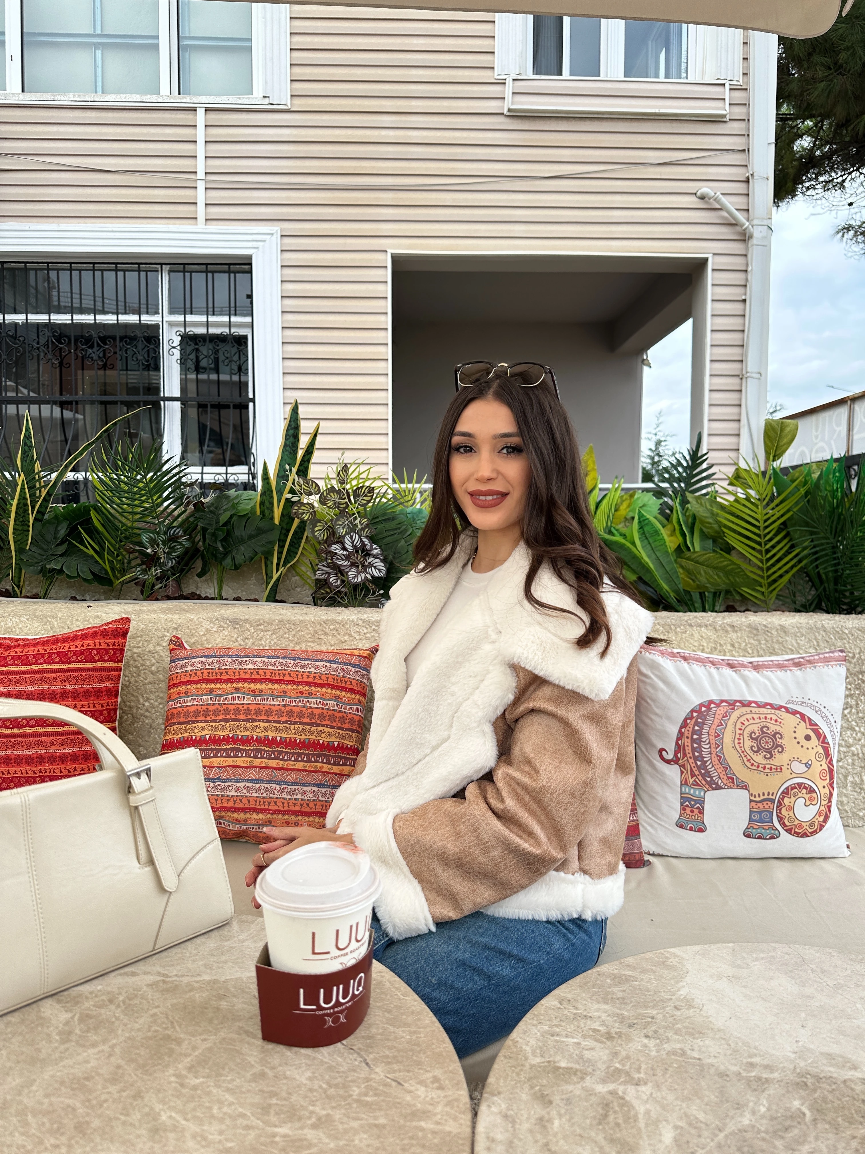 Peluş Detaylı Kısa Mont - Bej