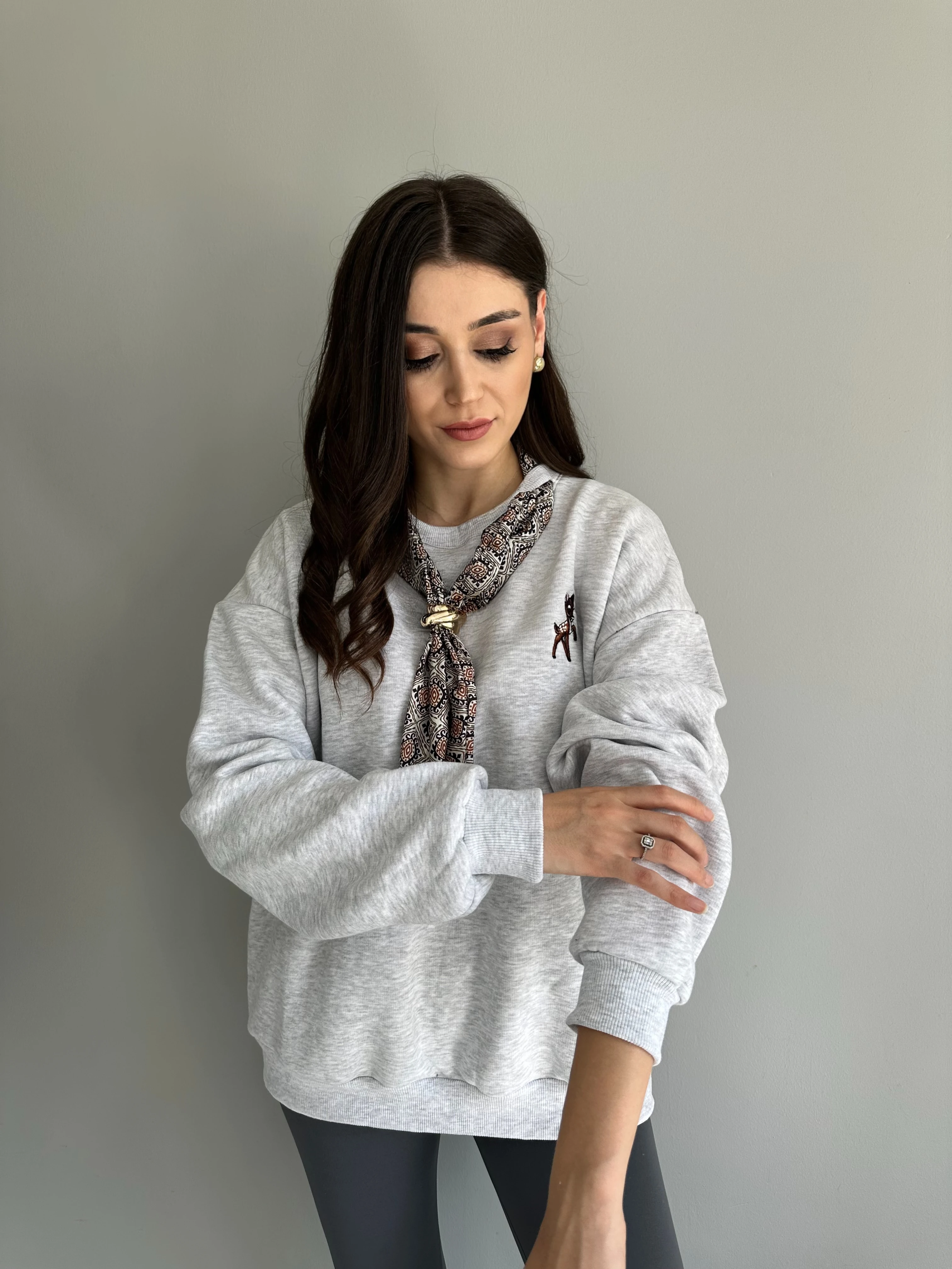 Fular Detaylı İşlemeli Sweatshirt